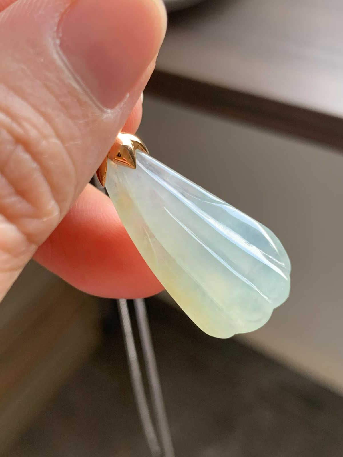 冰微黄莲蓬吊坠

裸石30*16.8*6.5
整体长度38.8mm
18k金钻石镶嵌扣头