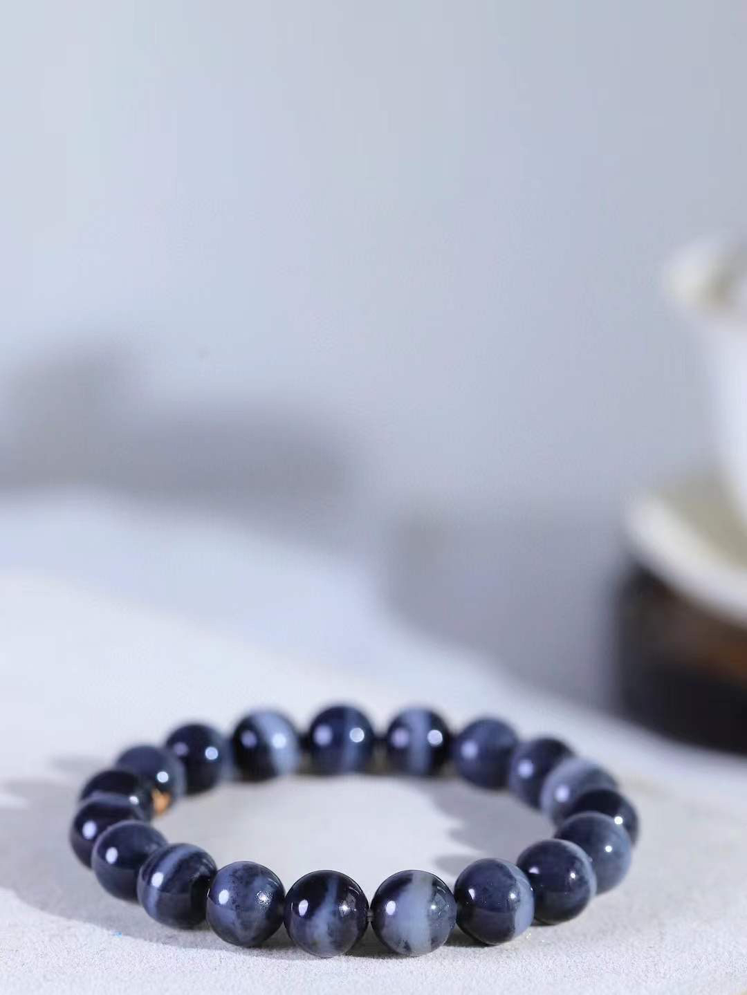 【籽.珠圆玉润.手串】

新疆和田青花籽料珠圆玉润手串 玉质温润细腻  整串打磨圆润，佩戴舒适。珠珠