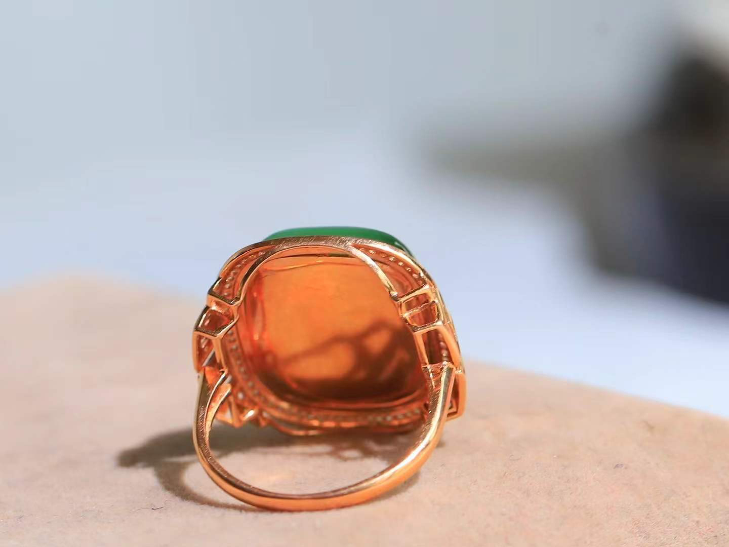 【金镶玉.戒指】

精品和田玉碧玉猫眼18k金戒指 玉质细腻温润 油性十足 ，不论时光如何流转变化，这枚戒指始终闪耀着最初的光芒。精工镶嵌18K金 （保真金 可检测贵金属18K金） 重5.6克 内径16.8mm尺寸16.2-14.1mm 55361733T