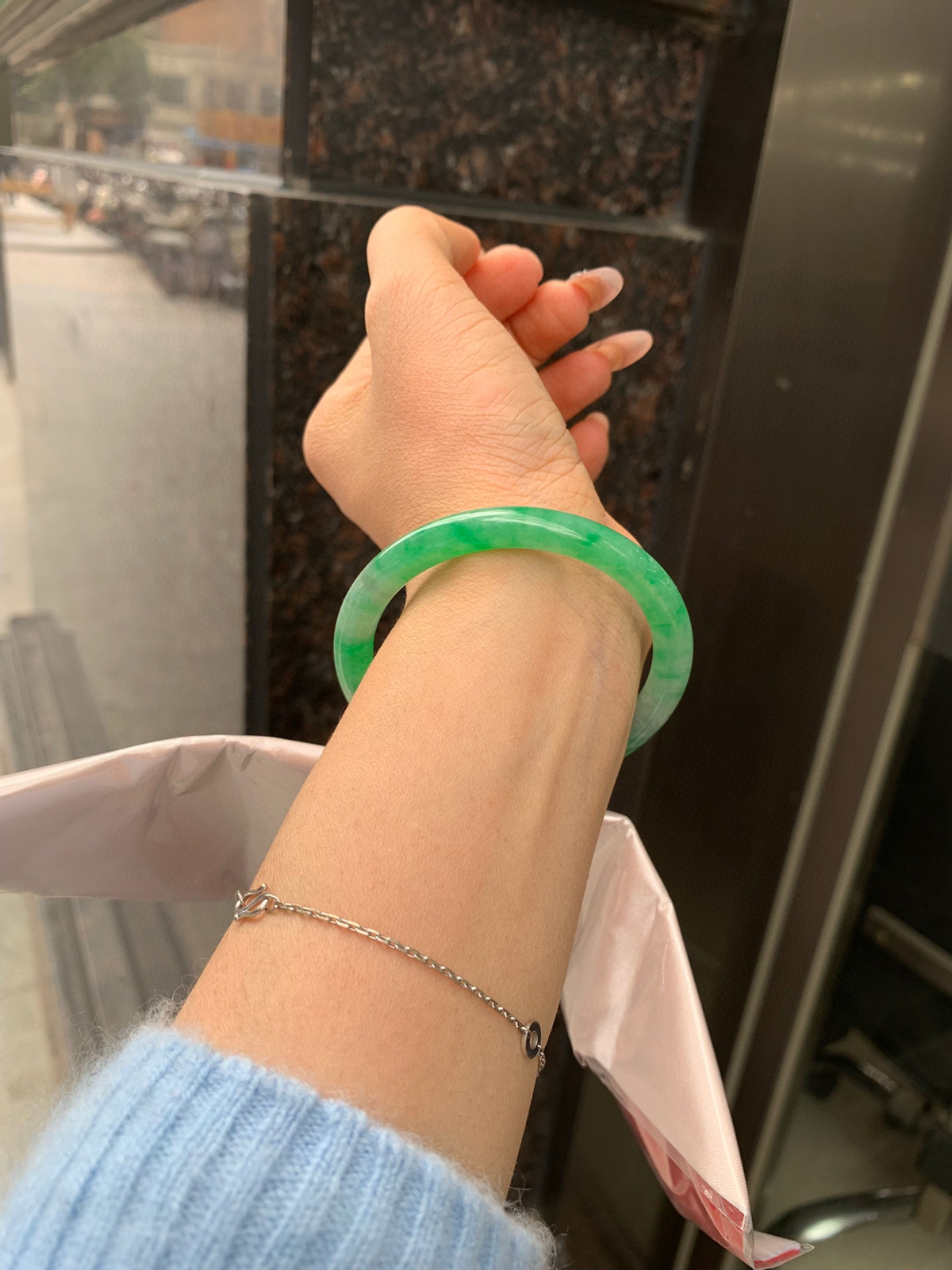 阳绿花美人条（只买断不支持鉴赏）
完美，底妆细腻，满圈阳绿飘花，鲜艳青翠，色泽均匀分布，举手投足之间散发出来的贵气感