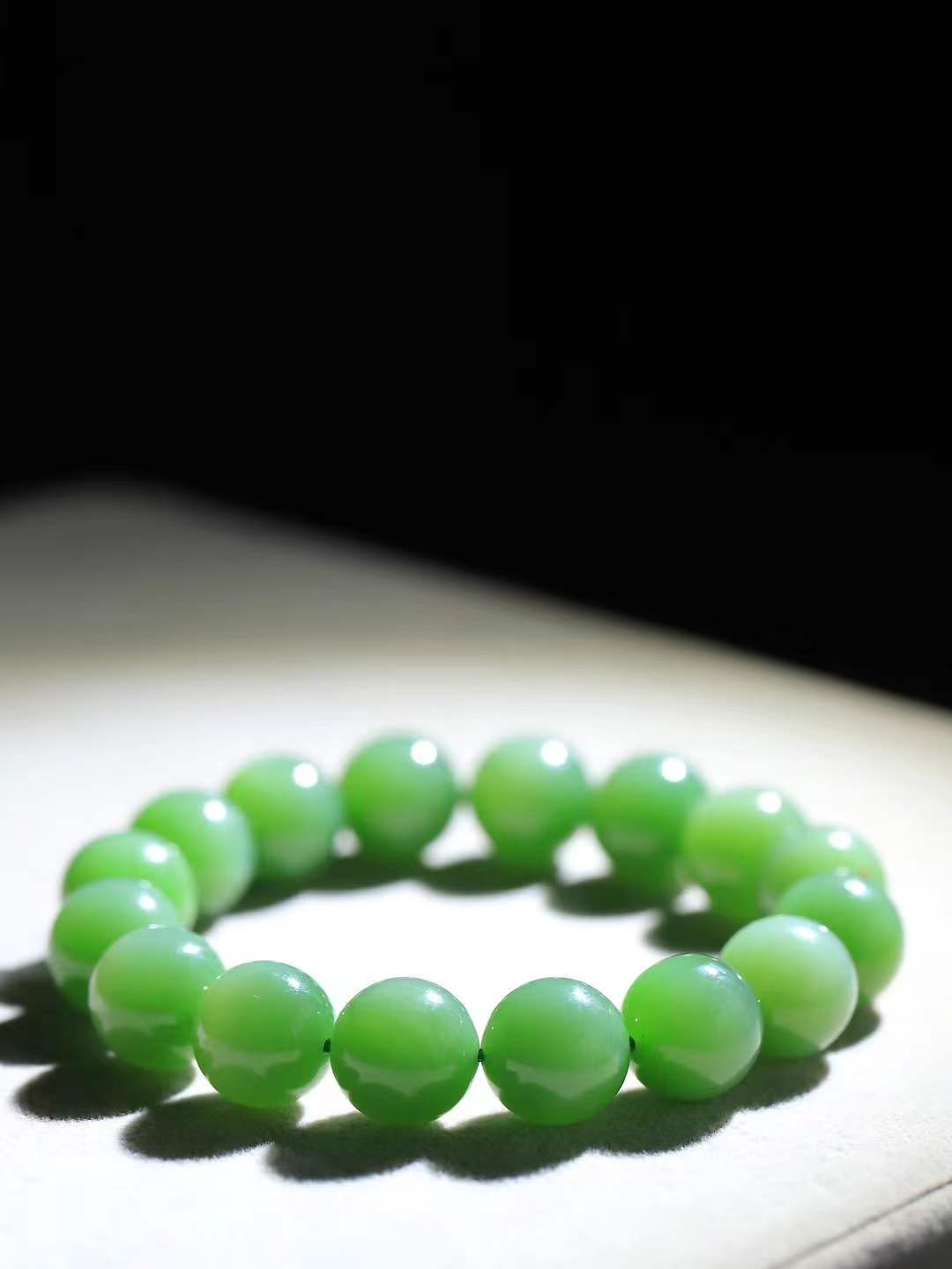 【珠圆玉润.手串】

精品️和田玉碧玉猫眼珠圆玉润手串 玉质温润细腻  整串打磨圆润，佩戴舒适。珠珠落玉盘，间关莺语花底滑，一生美好时光，无论身在何处，都有它相伴相守。事事顺遂，幸福美满，吉祥如意。重43克 尺寸取一11.8mm FDT-16351713