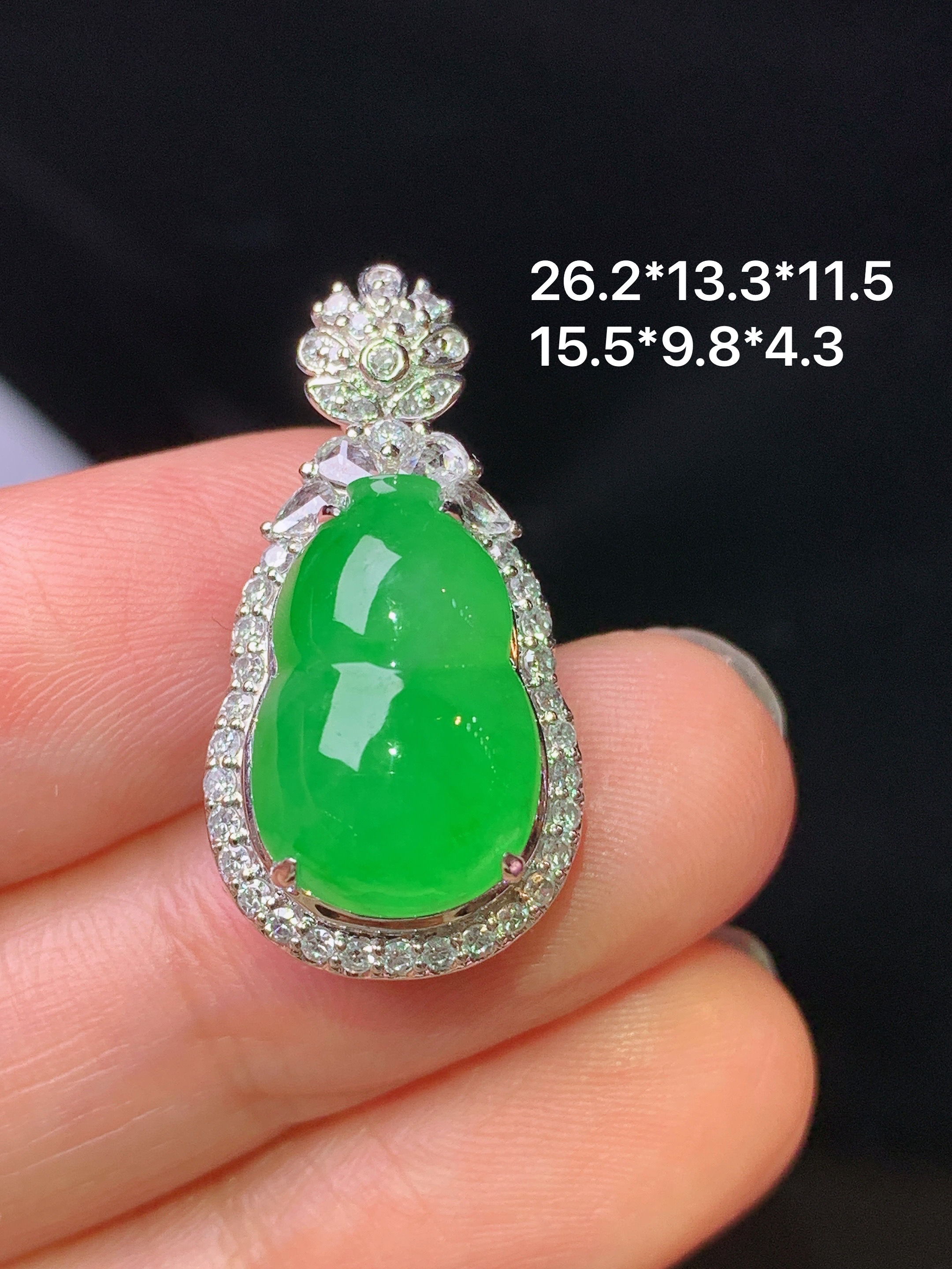 18k金钻镶嵌满绿葫芦吊坠 玉质细腻 色泽艳丽清新 水润亮眼 整体尺寸26.2*13.3*11.5h1