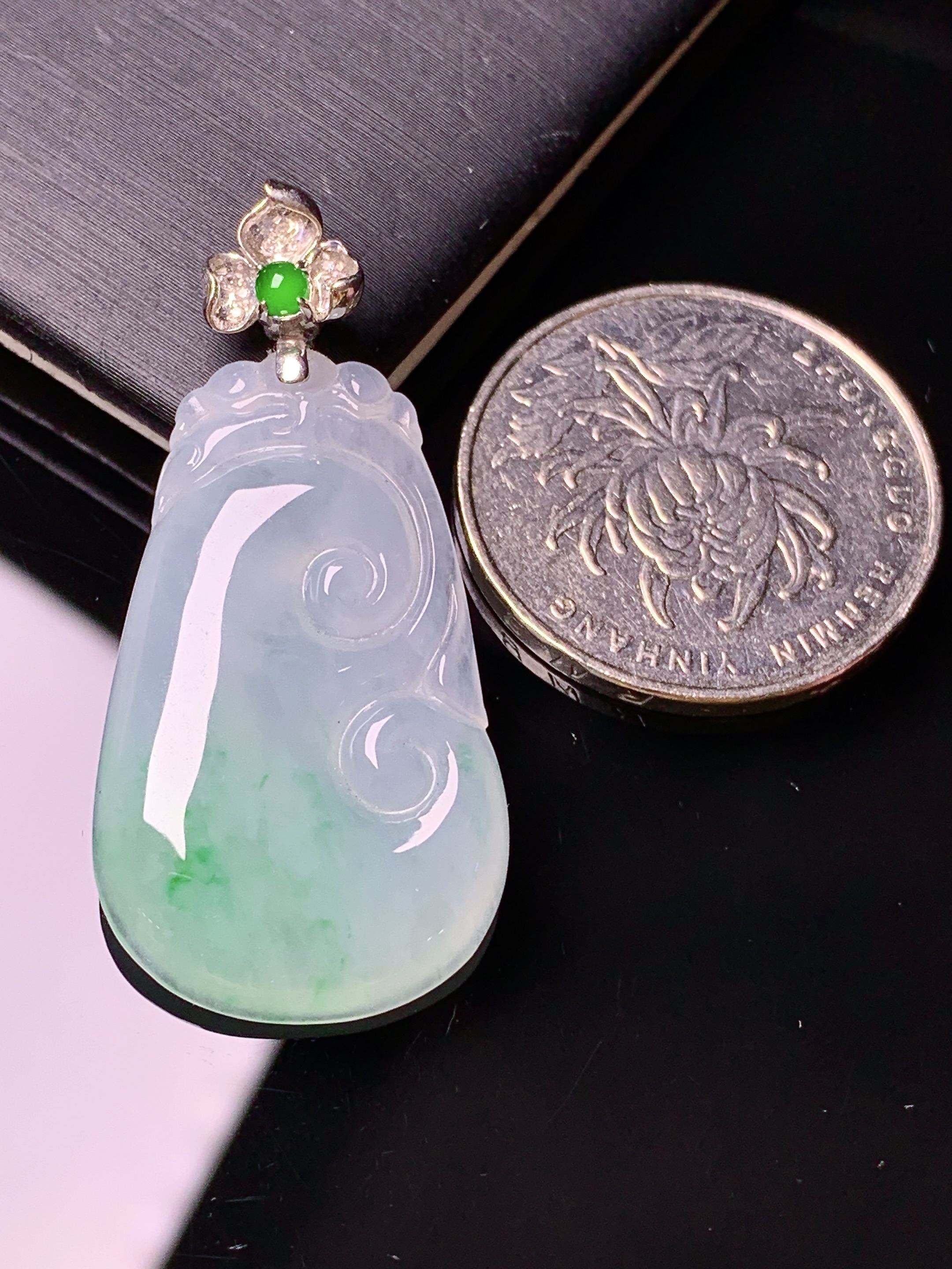 18k金钻镶嵌冰种飘绿如意吊坠 玉质细腻 色泽艳丽清新 水润亮眼 整体尺寸39.8*19*4.8*2x