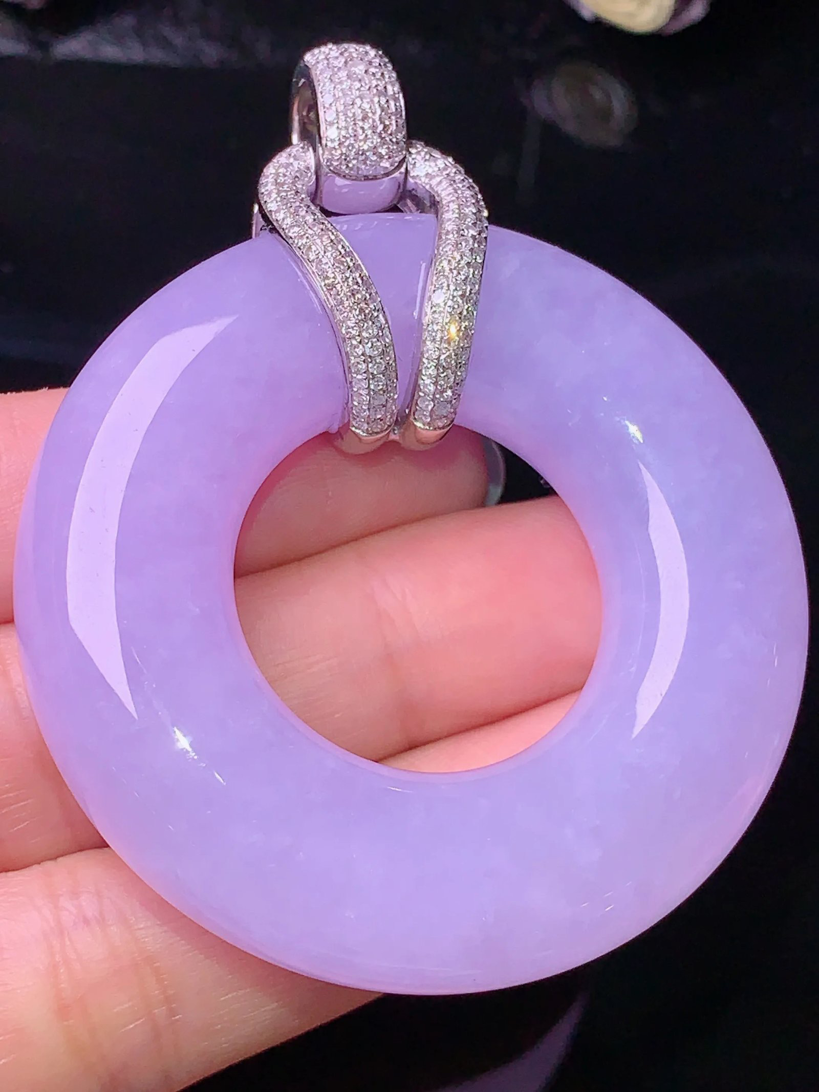 18k金钻镶嵌紫罗兰平安环吊坠 玉质细腻 色泽清新艳丽 整体尺寸61.1*49.5*12.2b1