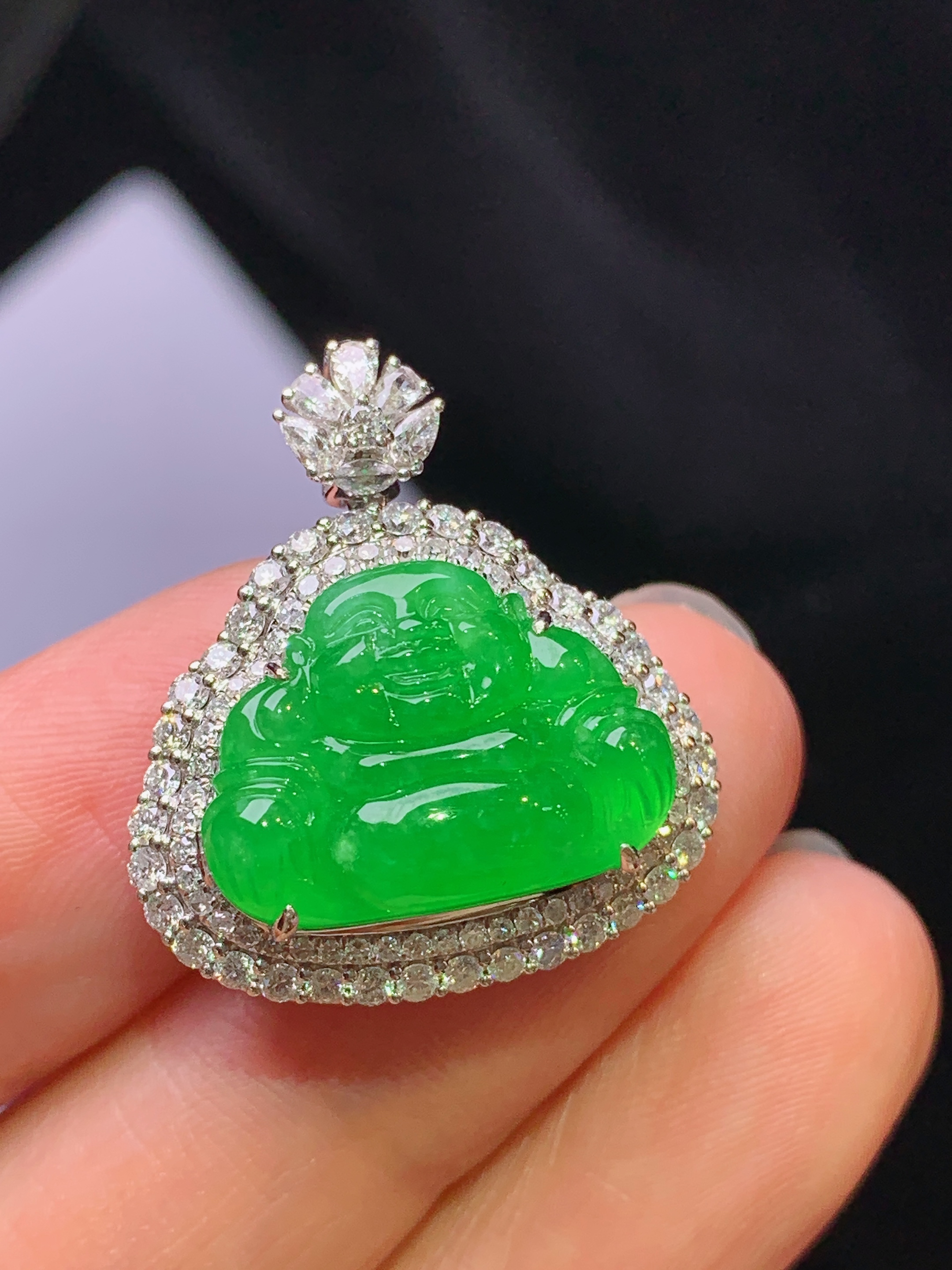 18k金钻镶嵌翠绿佛公吊坠 玉质细腻 色泽艳丽清新 水润亮眼 整体尺寸27.8*22*9.7*m4