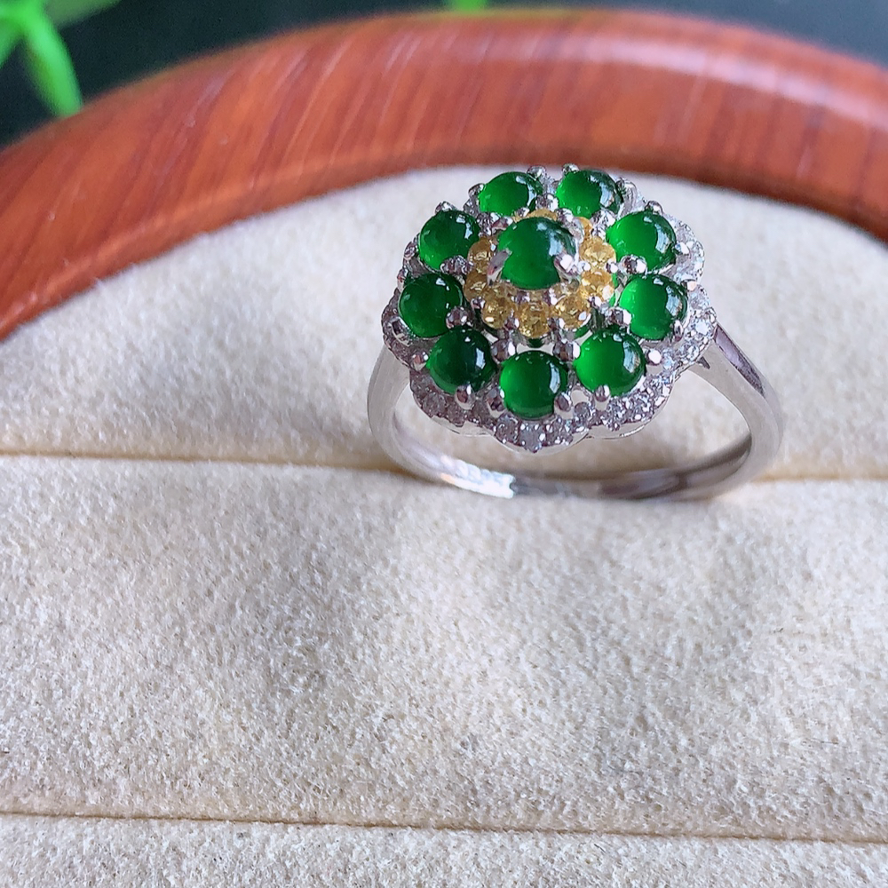 冰润满绿精美环形翡翠戒指  玉质细腻  冰清玉润  飘花灵动  颜色漂亮  W815.15   内径尺寸：17.5-13.5-7.2mm  裸石尺寸：3mm