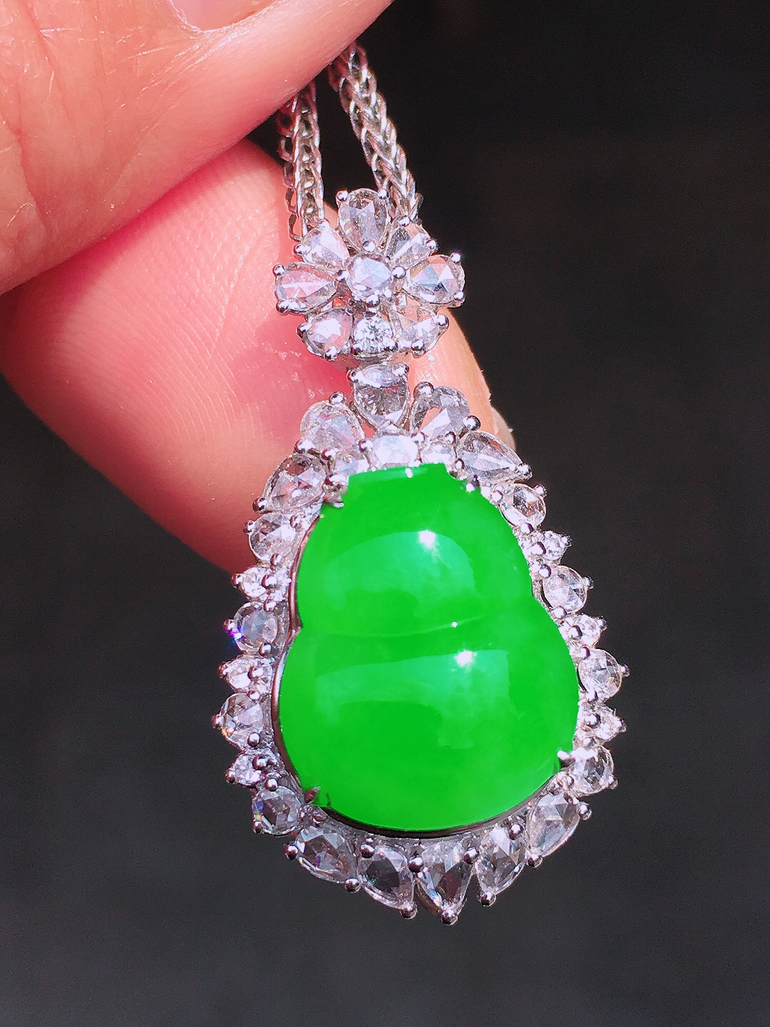 阳绿葫芦吊坠，色泽均匀艳丽，玉质细腻，荧光感超
强，饱满圆润，尽显优雅气质，18k
金豪华镶嵌