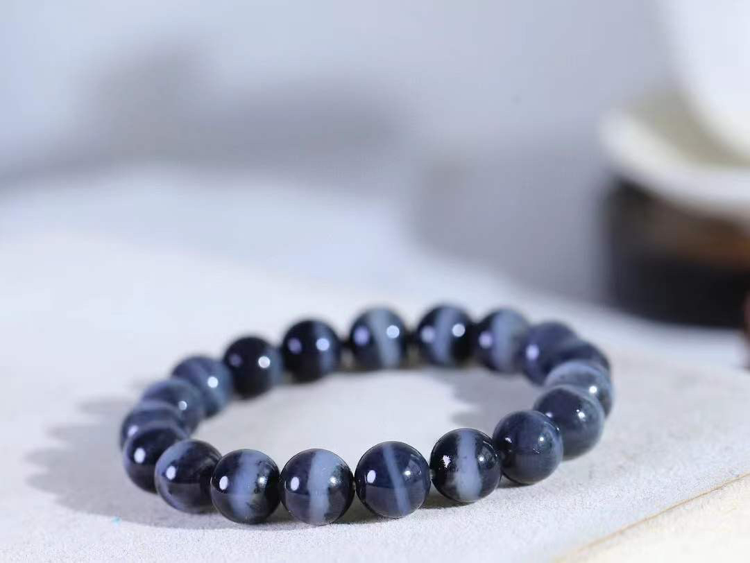 【籽.珠圆玉润.手串】

新疆和田青花籽料珠圆玉润手串 玉质温润细腻  整串打磨圆润，佩戴舒适。珠珠落玉盘，间关莺语花底滑，一生美好时光，无论身在何处，都有它相伴相守。事事顺遂，幸福美满，吉祥如意。重29.7克   尺寸取一10mm   FDL-78371733