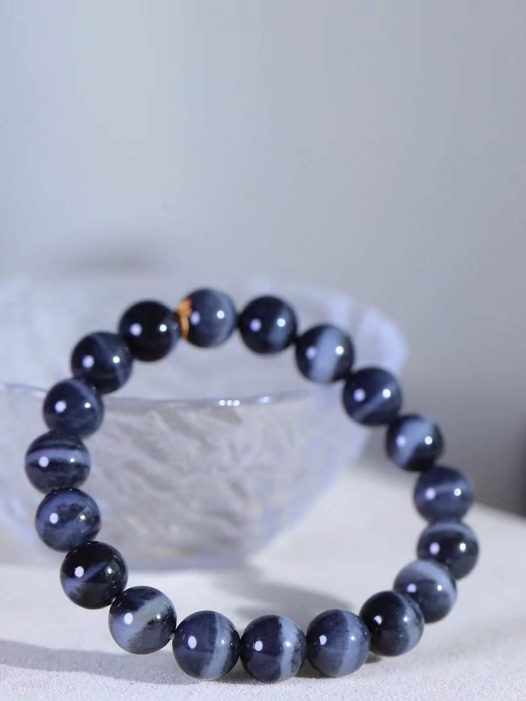 【籽.珠圆玉润.手串】

新疆和田青花籽料珠圆玉润手串 玉质温润细腻  整串打磨圆润，佩戴舒适。珠珠落玉盘，间关莺语花底滑，一生美好时光，无论身在何处，都有它相伴相守。事事顺遂，幸福美满，吉祥如意。重29.7克   尺寸取一10mm   FDL-78371733