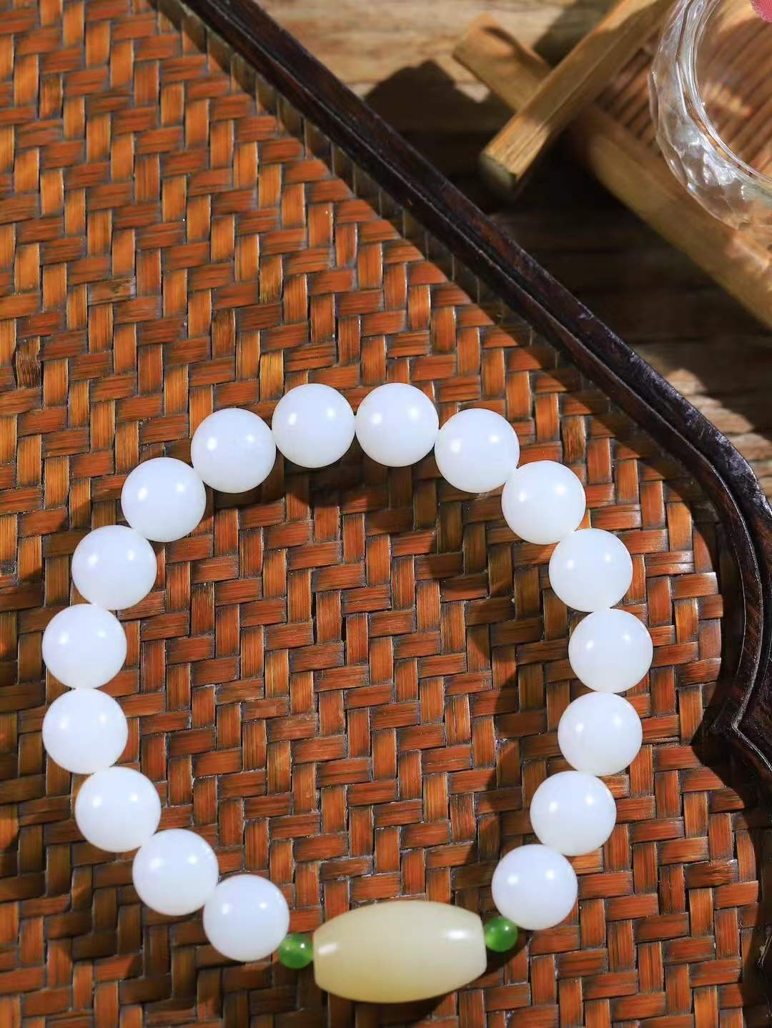 【珠圆玉润.手串】

精品️和田玉白玉珠圆玉润手串 玉质温润细腻  整串打磨圆润，佩戴舒适。珠珠落玉盘，间关莺语花底滑，一生美好时光，无论身在何处，都有它相伴相守。事事顺遂，幸福美满，吉祥如意。重30.5克 尺寸取一10mm  FDA-8826434