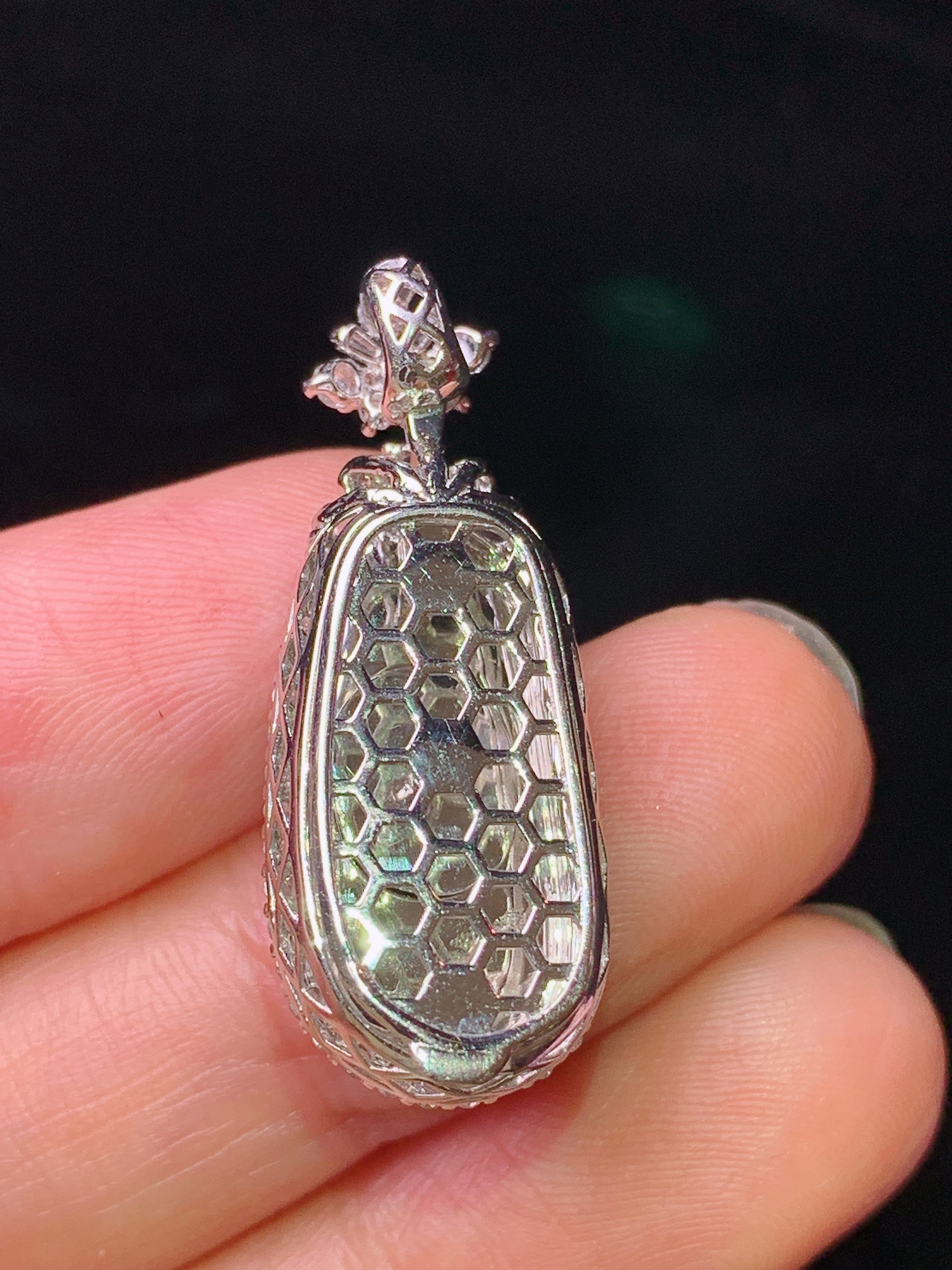 18k金钻镶嵌满绿四季豆吊坠 玉质细腻 色泽艳丽清新 水润亮眼 整体尺寸31*12*9.5h1