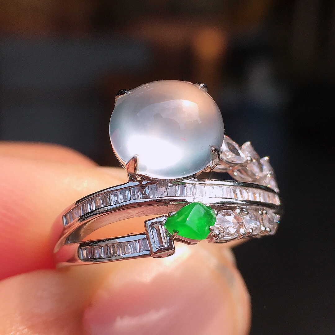 玻璃种蛋面戒指，玉质细腻，荧光感超
强，饱满圆润，尽显优雅气质，18k
金豪华镶嵌