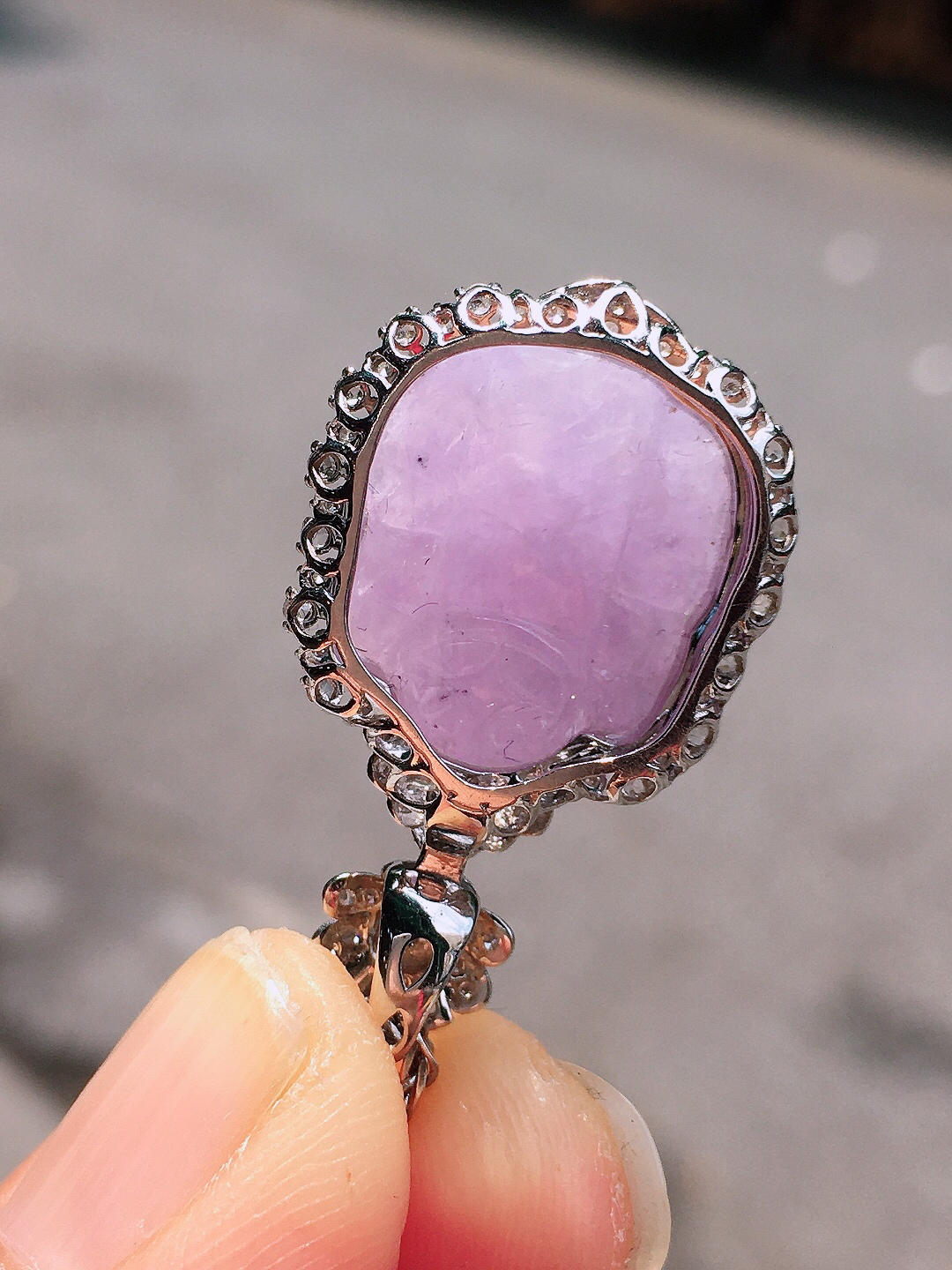 紫罗兰貔貅吊坠，色泽均匀艳丽，玉质细腻，荧光感超
强，饱满圆润，尽显优雅气质，18k
金豪华镶嵌