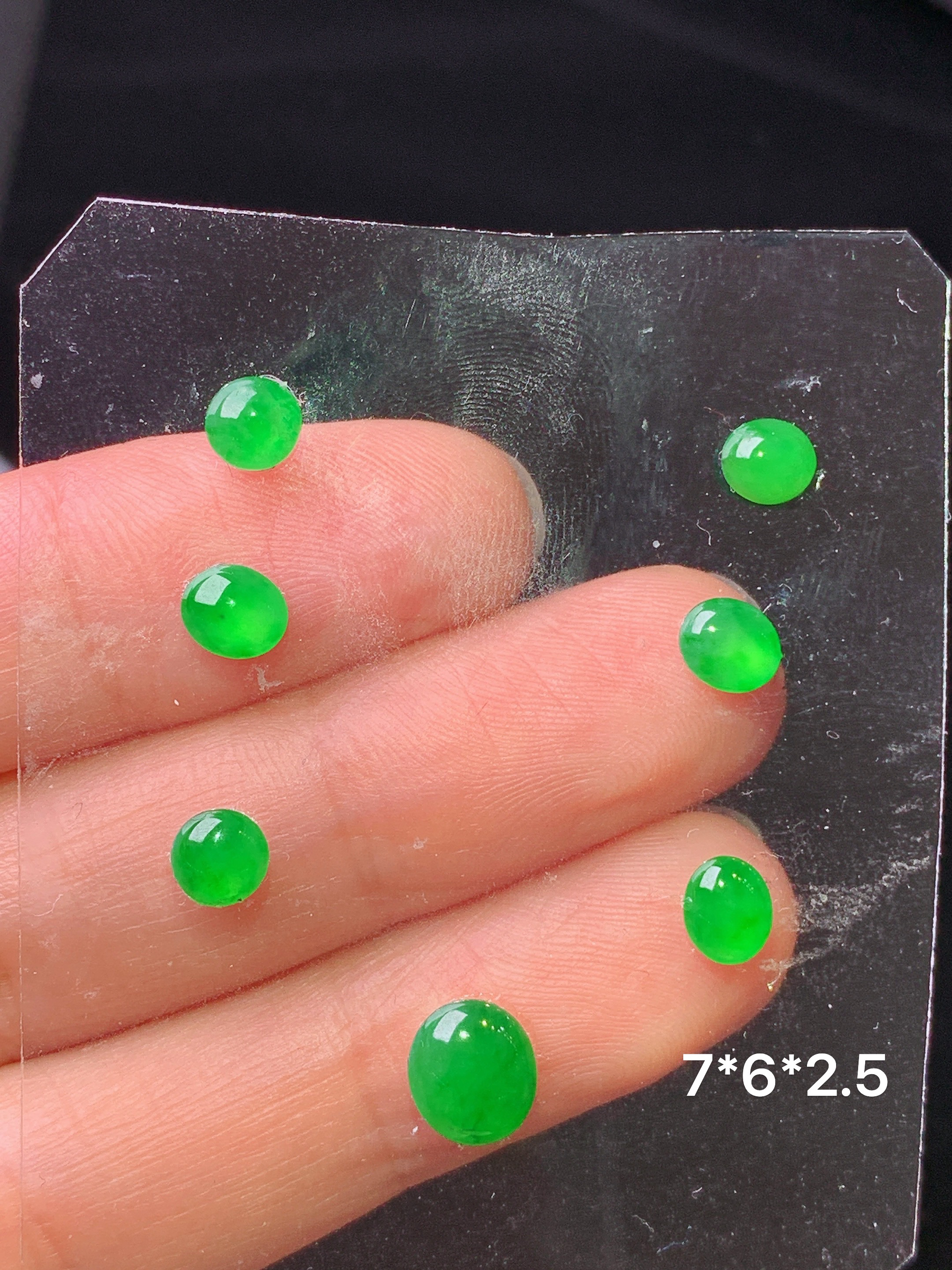 镶嵌款 满绿蛋面一手 玉质细腻 色泽艳丽清新 水润亮眼 取一尺寸7*6*2.5L2