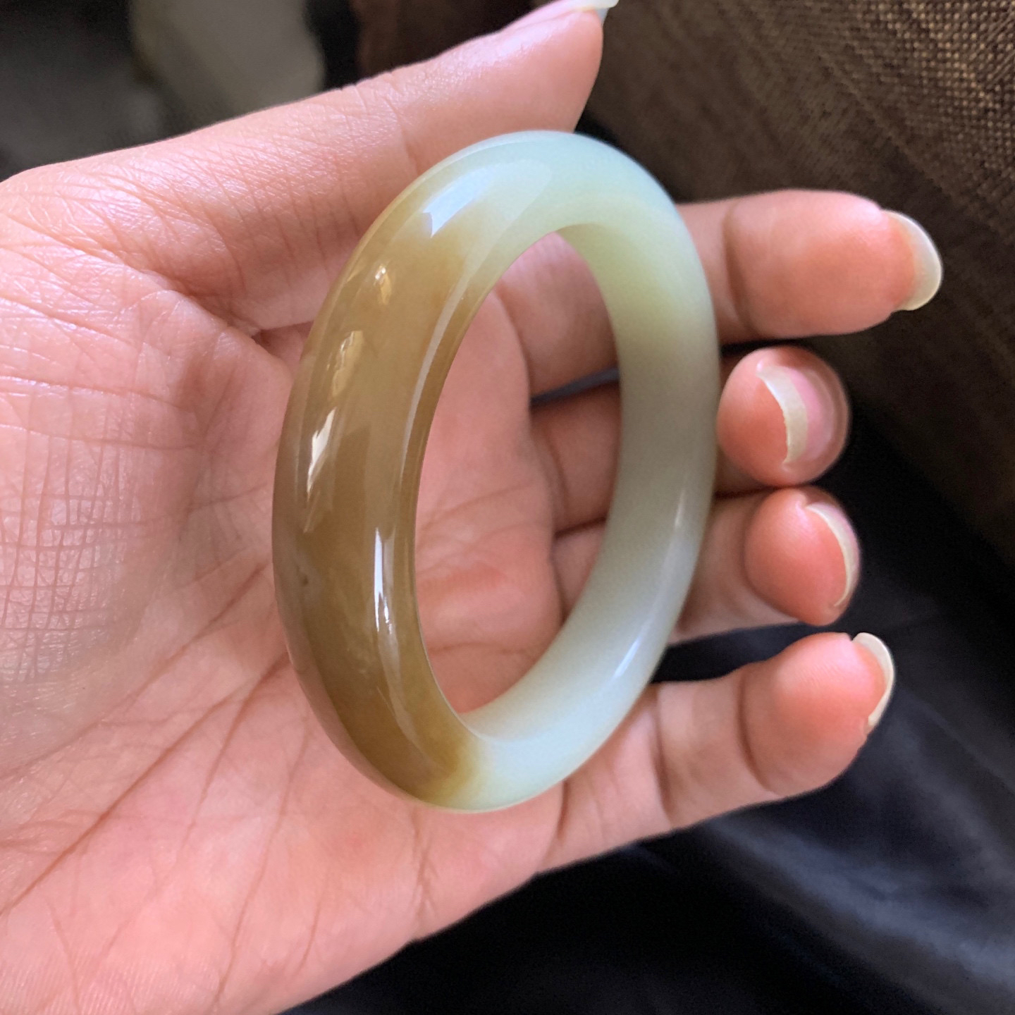 和田玉55.5圈口且末糖料手镯，镯型古朴典雅。在诗情画意的雨巷相遇，你是我腕间的一抹风情，有你眸有深情.清风荡漾湖间静水，我愿俯身低眉，在烟波涟漪处寻你