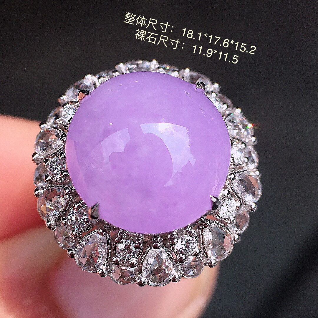 紫罗兰蛋面戒指，色泽均匀艳丽，玉质细腻，荧光感超
强，饱满圆润，尽显优雅气质，18k
金豪华镶嵌
