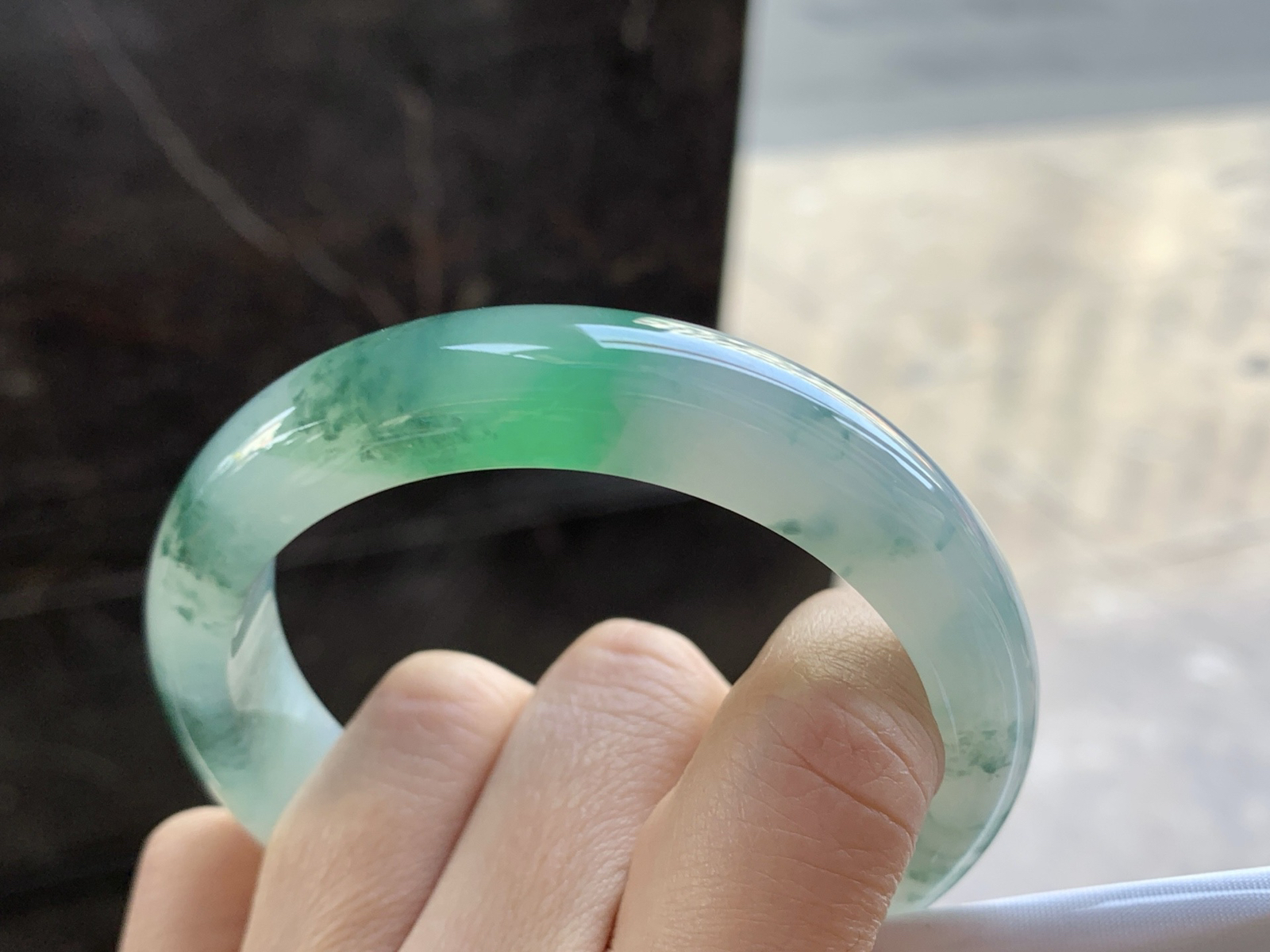 58.5-13.9-8.8

冰绿飘花手镯^_^水润