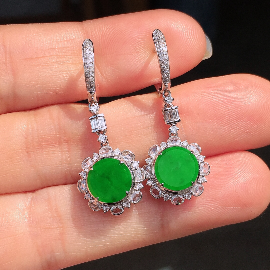 阳绿平安扣耳坠，色泽均匀艳丽，玉质细腻，荧光感超
强，饱满圆润，尽显优雅气质，18k
金豪华镶嵌