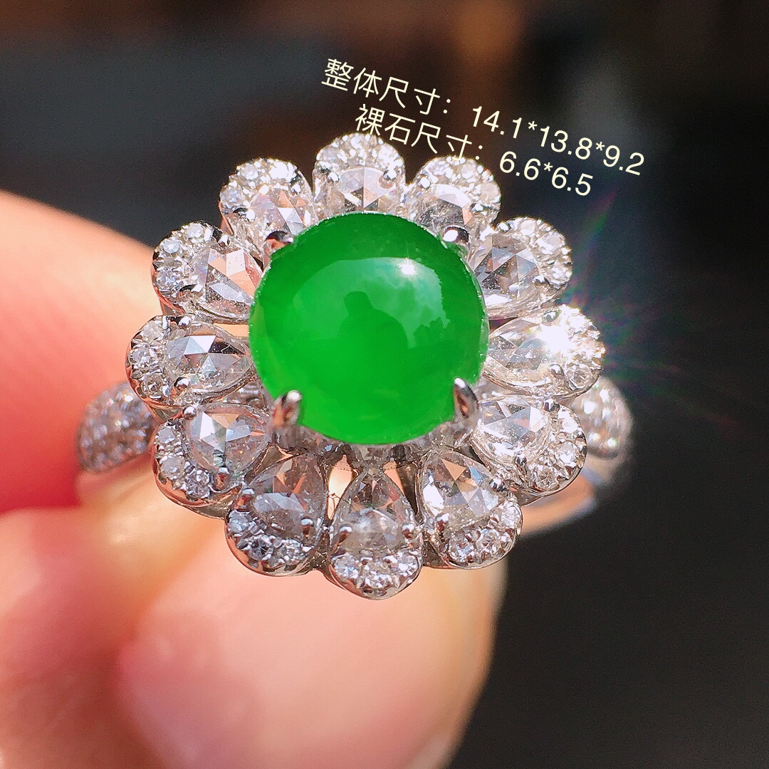 阳绿蛋面戒指，色泽均匀艳丽，玉质细腻，荧光感超
强，饱满圆润，尽显优雅气质，18k
金豪华镶嵌