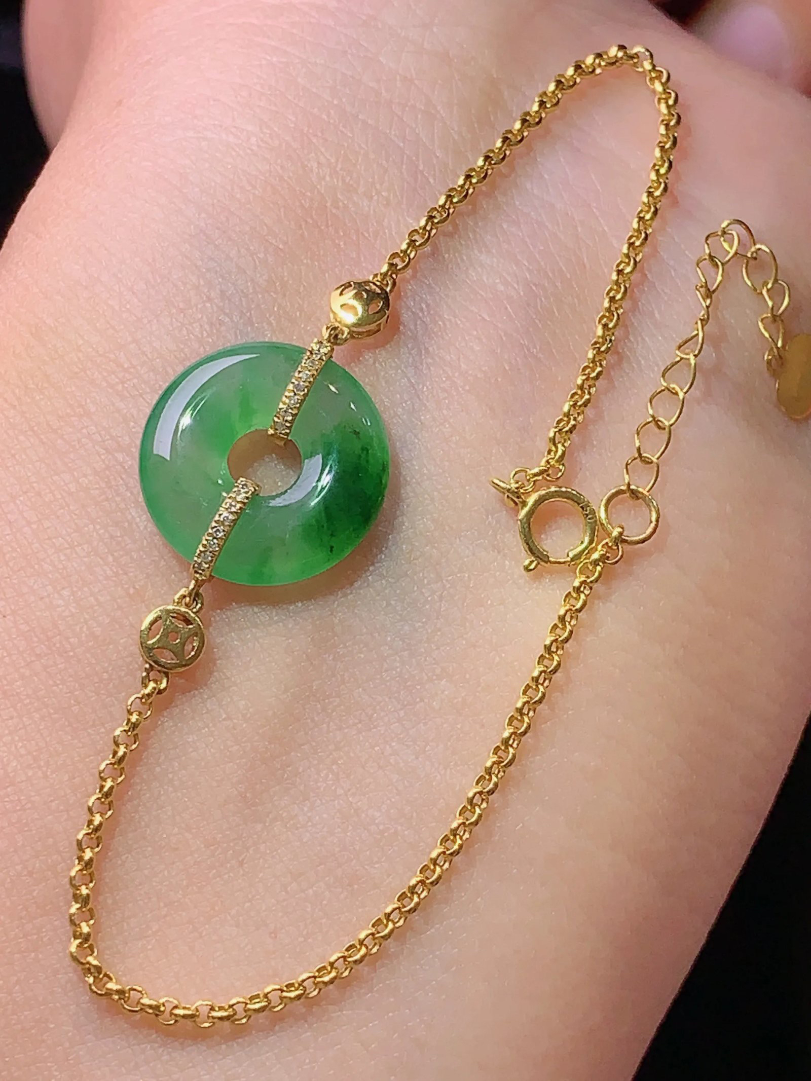 18k金镶嵌飘绿平安扣手链 玉质细腻 色泽艳丽 整体尺寸13.5*3.2m1