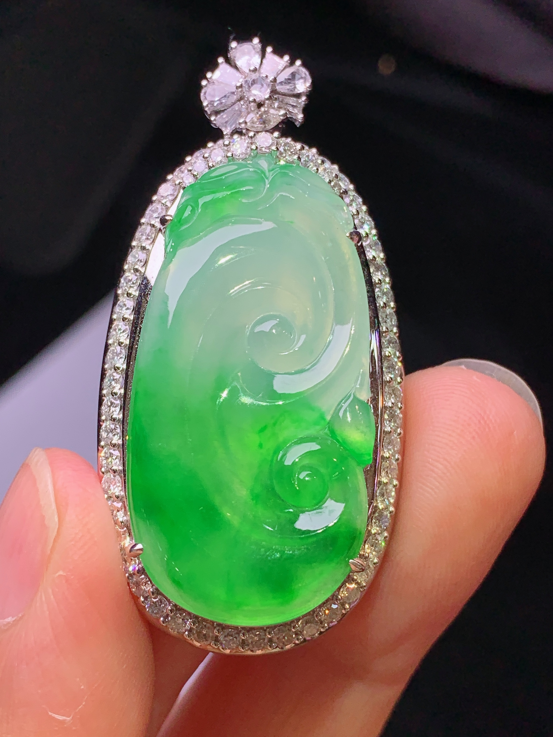 18k金钻镶嵌翠绿如意吊坠 玉质细腻 色泽艳丽清新 水润亮眼 整体尺寸45*22*11.2m4