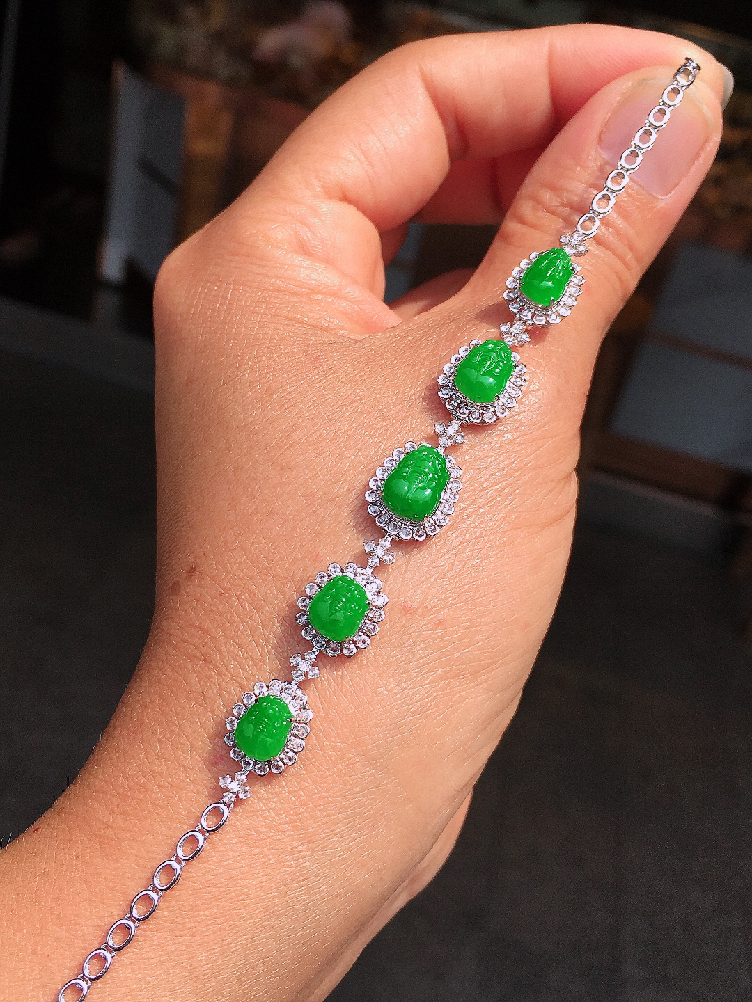 阳绿貔貅手链，色泽均匀艳丽，玉质细腻，荧光感超
强，饱满圆润，尽显优雅气质，18k
金豪华镶嵌