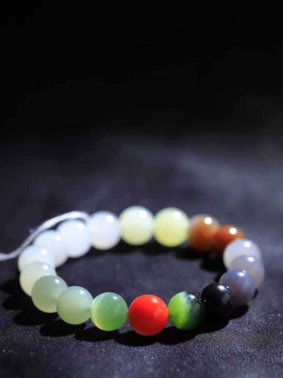 【福运相伴.多宝手串】

货头精选 和田玉多宝圆珠手串，每一颗玉石都凝聚自然的灵气与岁月的沉淀，寓意福禄寿喜，守护您的平安与幸福。佩戴它，感受千年玉文化的温润与优雅。重28克  尺寸取一10.6mm  45351733T