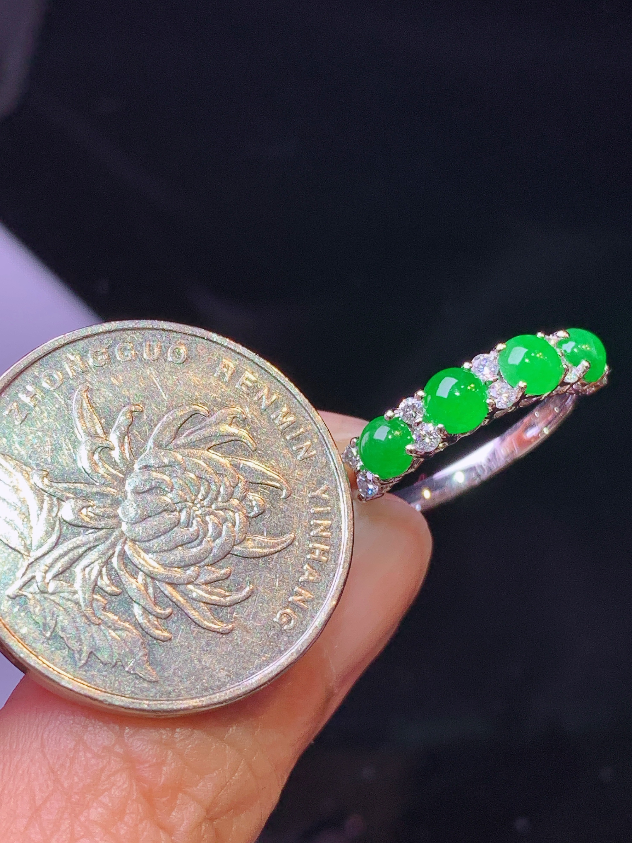 18k金钻镶嵌满绿蛋面戒指 玉质细腻 色泽艳丽清新 水润亮眼 圈口13.5 整体尺寸4*2.2