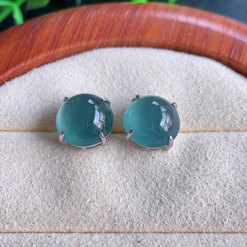 冰晴水翡翠925银镶嵌耳钉，自然光实拍，翠色灵动，颜色漂亮，种老水足，品相佳，佩戴佳品！W815.1