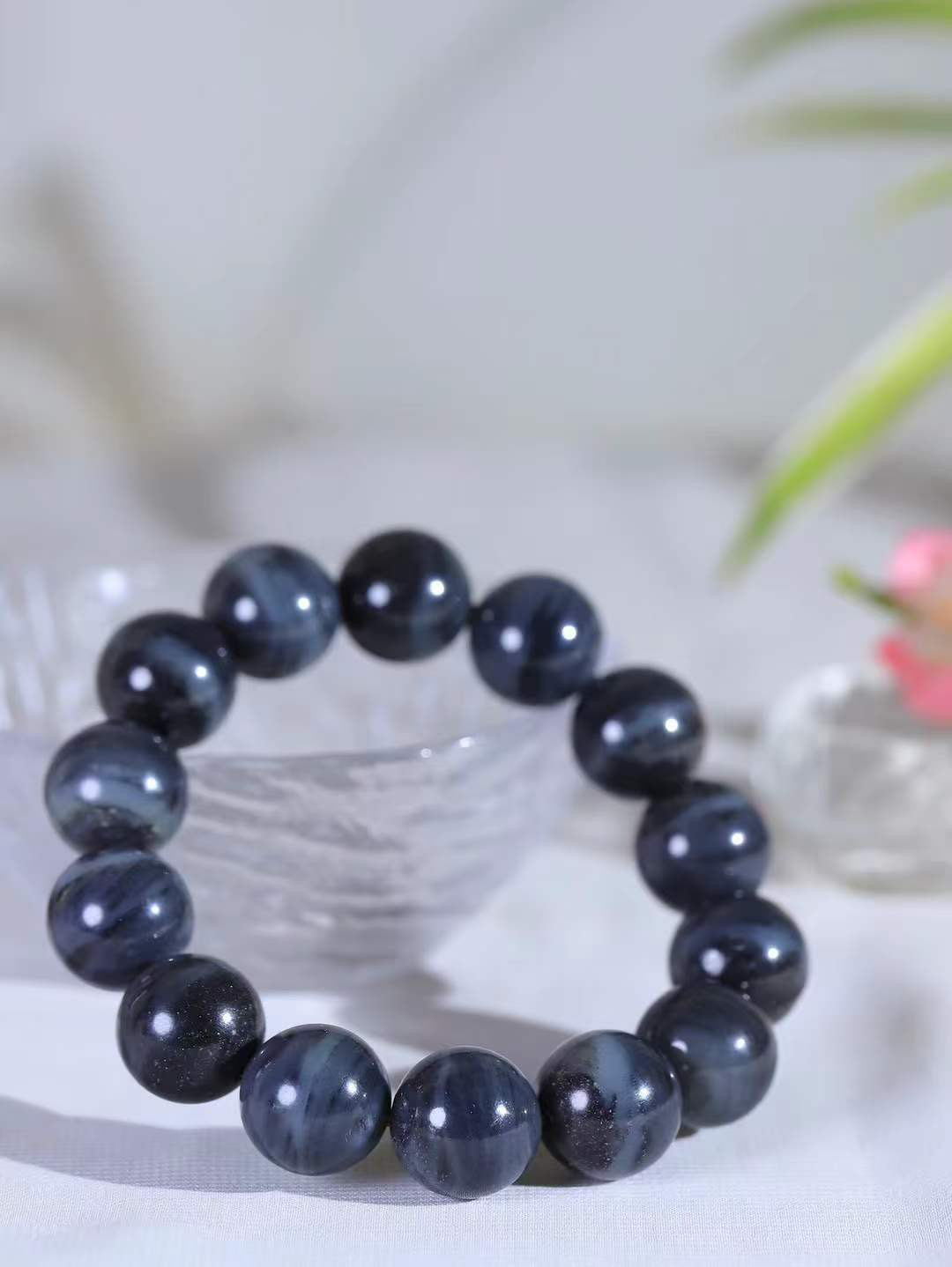 【籽.珠圆玉润.手串】

新疆和田青花籽料珠圆玉润手串 玉质温润细腻  整串打磨圆润，佩戴舒适。珠珠落玉盘，间关莺语花底滑，一生美好时光，无论身在何处，都有它相伴相守。事事顺遂，幸福美满，吉祥如意。重85.5克 尺寸取一15.8mm  FDA-2210733