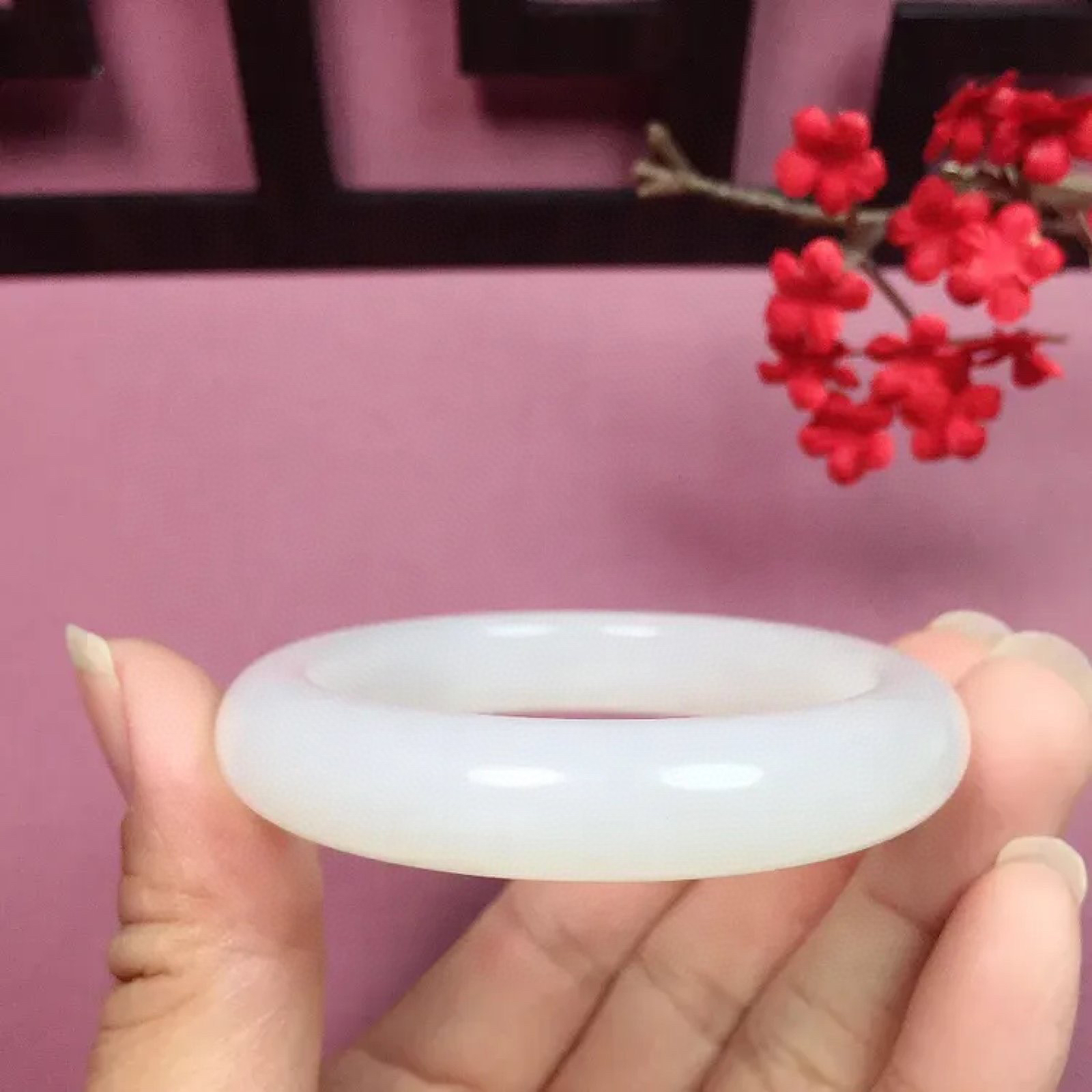 和田玉56.2圈口羊脂白手镯，镯型古朴典雅。基本无结构无水线，在诗情画意的雨巷相遇，你是我腕间的一抹