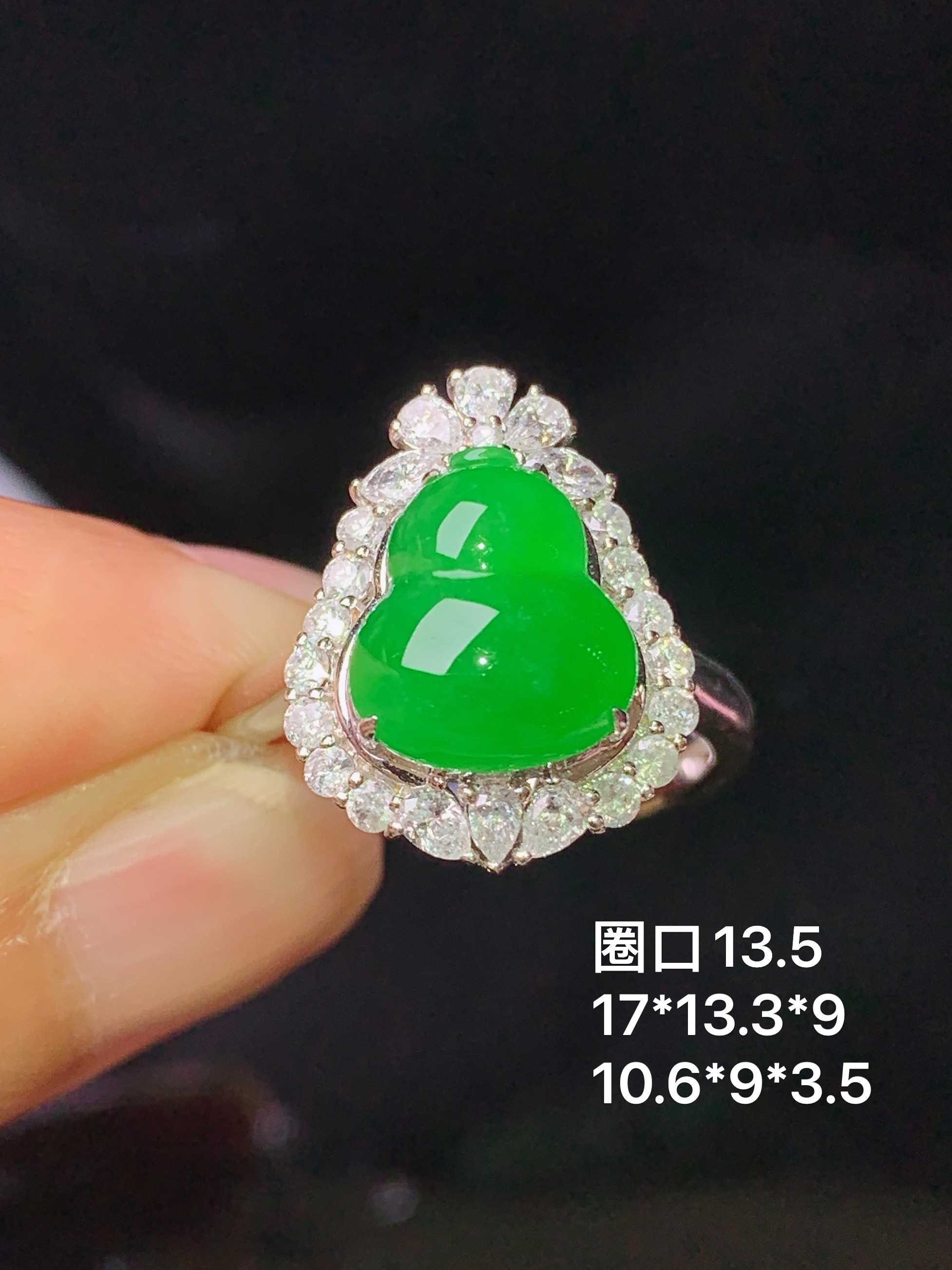 18k金钻镶嵌满绿葫芦戒指 玉质细腻 色泽艳丽清新 水润亮眼 圈口13.5 整体尺寸17*13.3*9h1