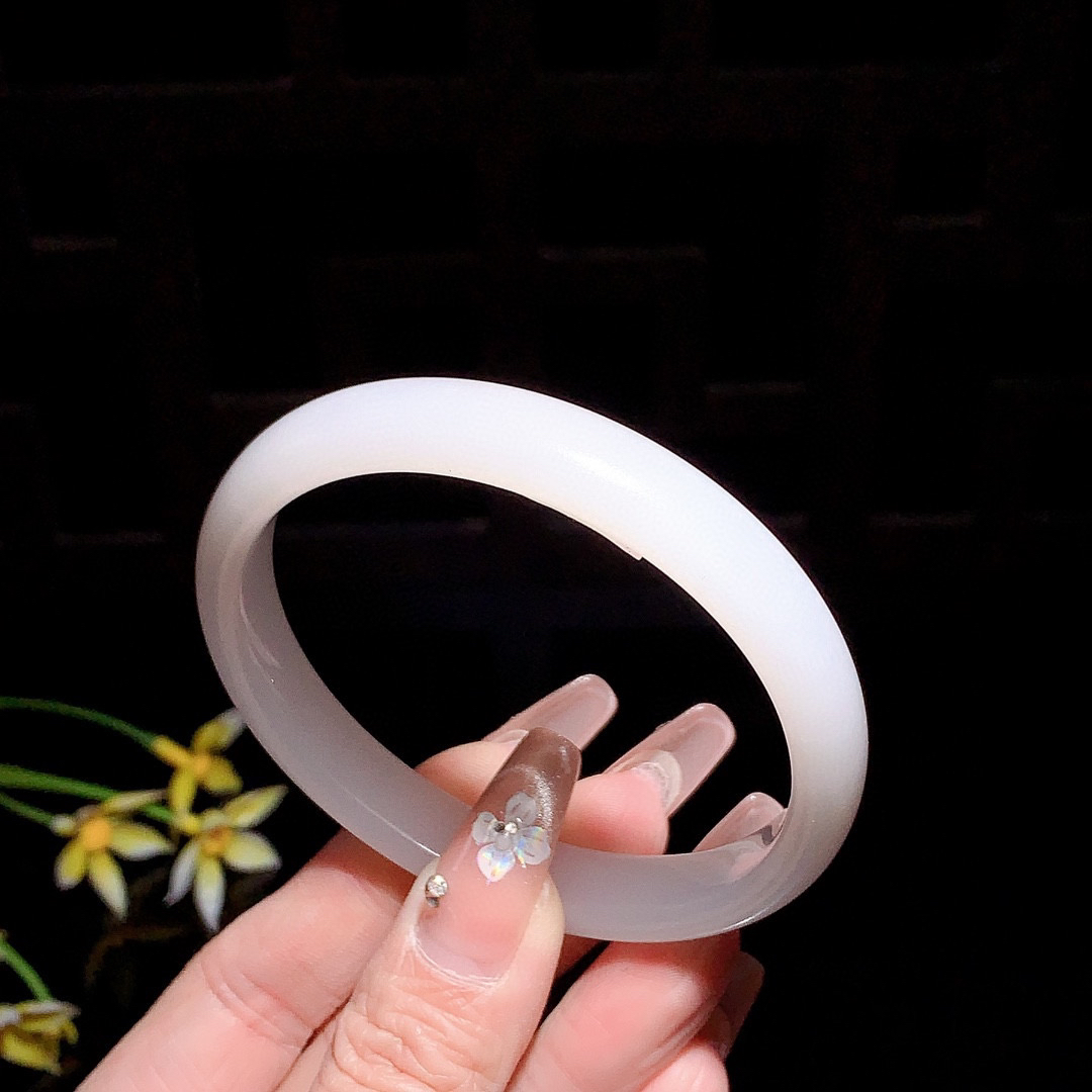 和田玉62圈口羊脂白手镯！玉质细腻油润 底色纯净 无裂无杂 脂粉好，品质好！