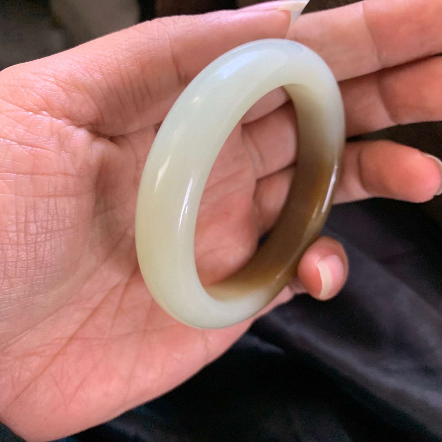 和田玉55.5圈口且末糖料手镯，镯型古朴典雅。在诗情画意的雨巷相遇，你是我腕间的一抹风情，有你眸有深情.清风荡漾湖间静水，我愿俯身低眉，在烟波涟漪处寻你