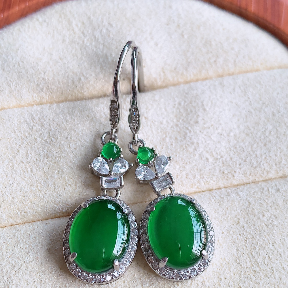 冰润满绿翡翠925银镶嵌耳钉，自然光实拍，翠色灵动，颜色漂亮，种老水足，品相佳，佩戴佳品！W815.15  取一整体尺寸：22-10.5-6mm  裸石尺寸：10-8mm