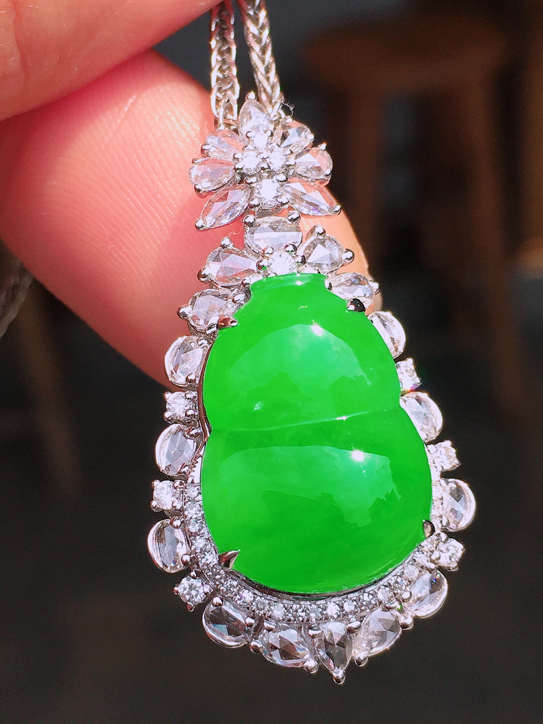 阳绿葫芦吊坠，色泽均匀艳丽，玉质细腻，荧光感超
强，饱满圆润，尽显优雅气质，18k
金豪华镶嵌