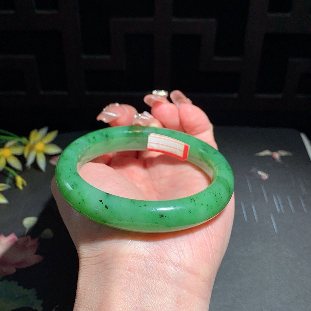 和田玉59圈口苹果绿碧玉手镯！玉质细腻油润 底色纯净 无裂无棉 脂粉好，品质高。