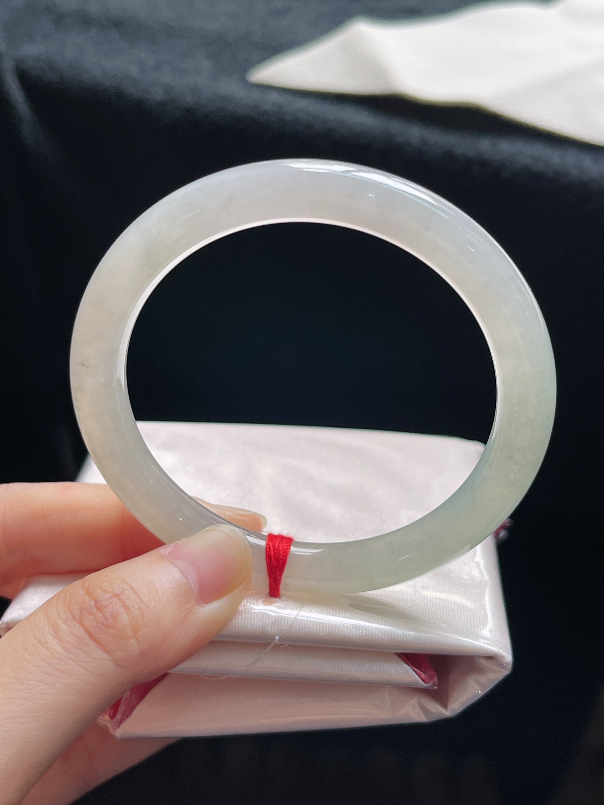 圆镯55.4圈口，翡翠冰糯种淡绿色手镯