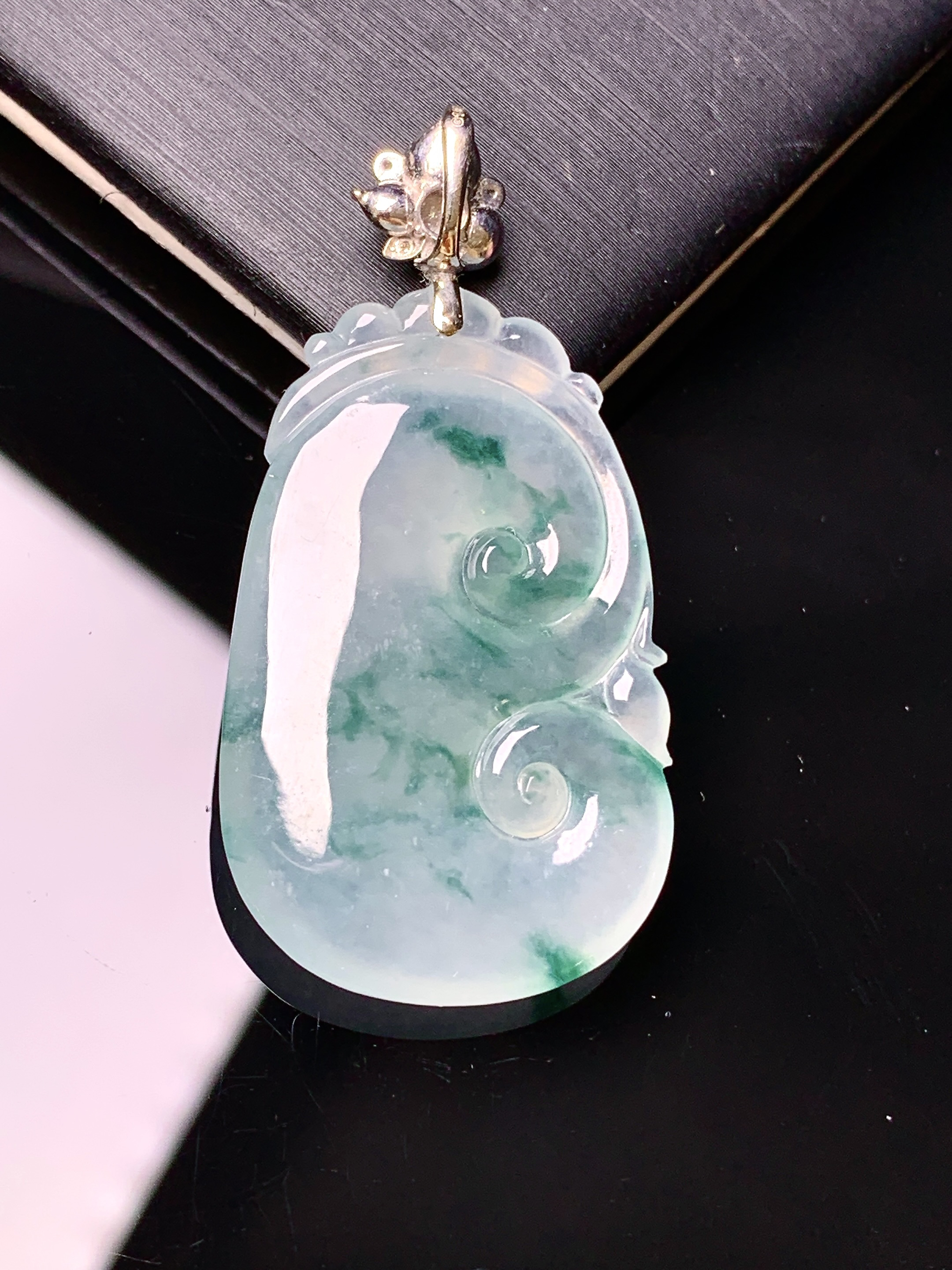 18k金钻镶嵌冰种飘绿如意吊坠 玉质细腻 色泽艳丽清新 水润亮眼 整体尺寸41.8*20.8*4.7*2x