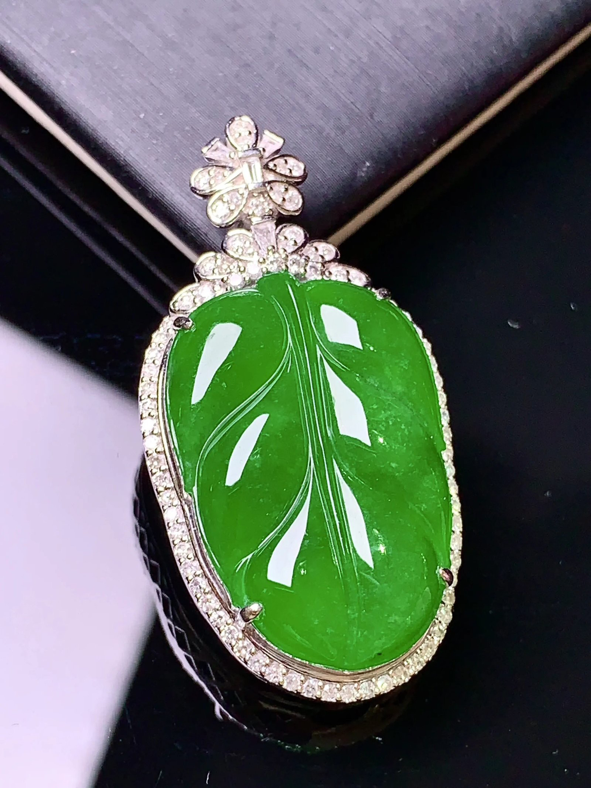 18k金钻镶嵌满绿树叶吊坠 玉质细腻 色泽清新艳丽 整体尺寸37.2*19*11.2