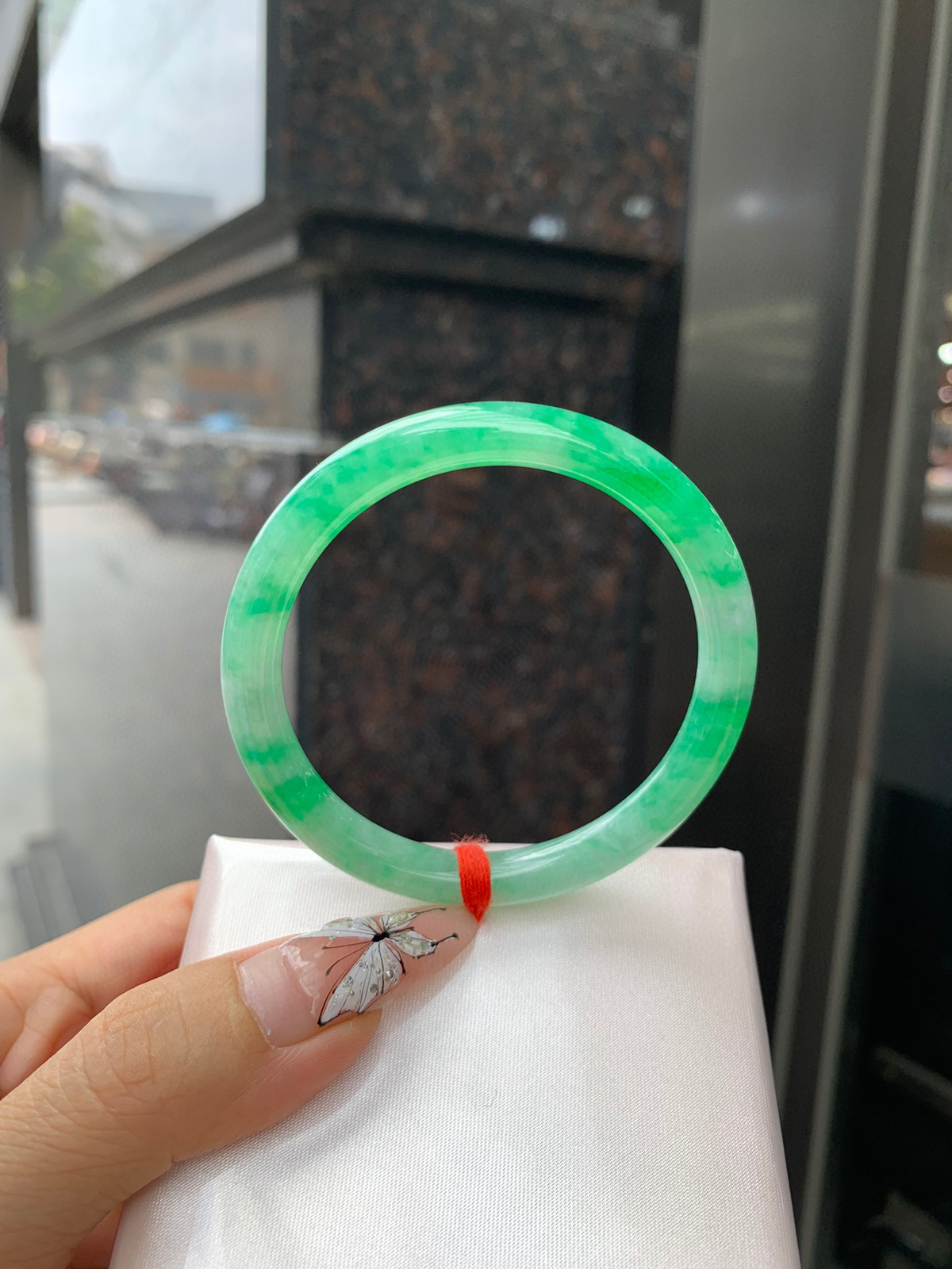 阳绿花美人条（只买断不支持鉴赏）
完美，底妆细腻，满圈阳绿飘花，鲜艳青翠，色泽均匀分布，举手投足之间散发出来的贵气感