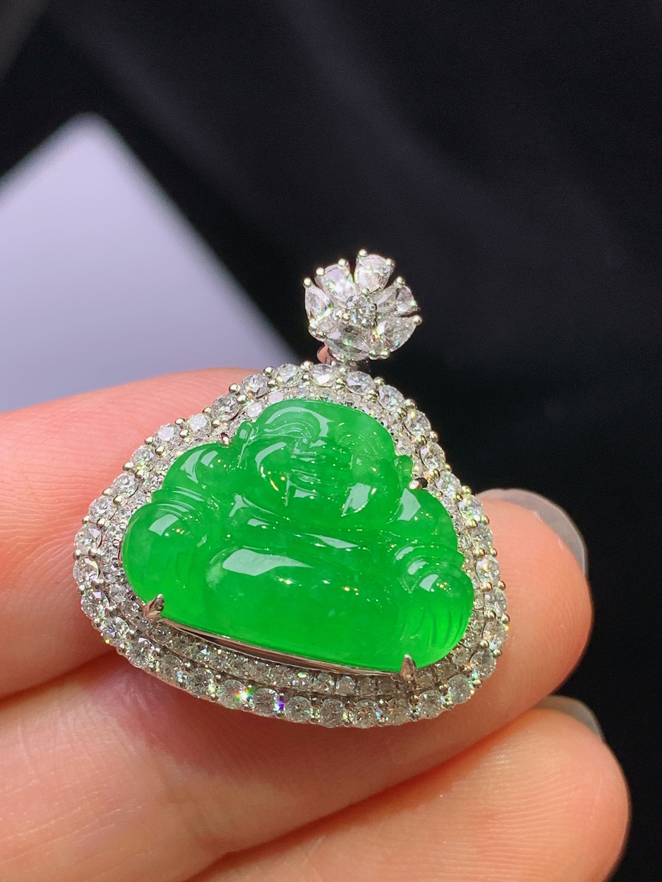 18k金钻镶嵌翠绿佛公吊坠 玉质细腻 色泽艳丽清新 水润亮眼 整体尺寸27.8*22*9.7*m4