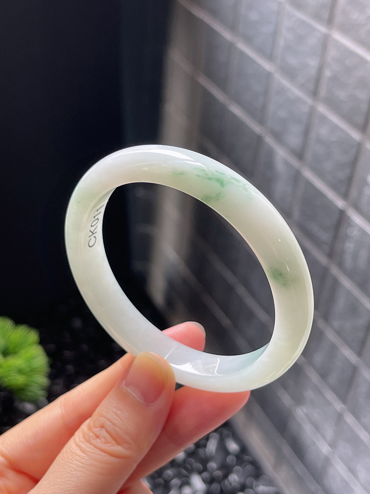 正圈54圈口，翡翠冰糯种飘绿手镯