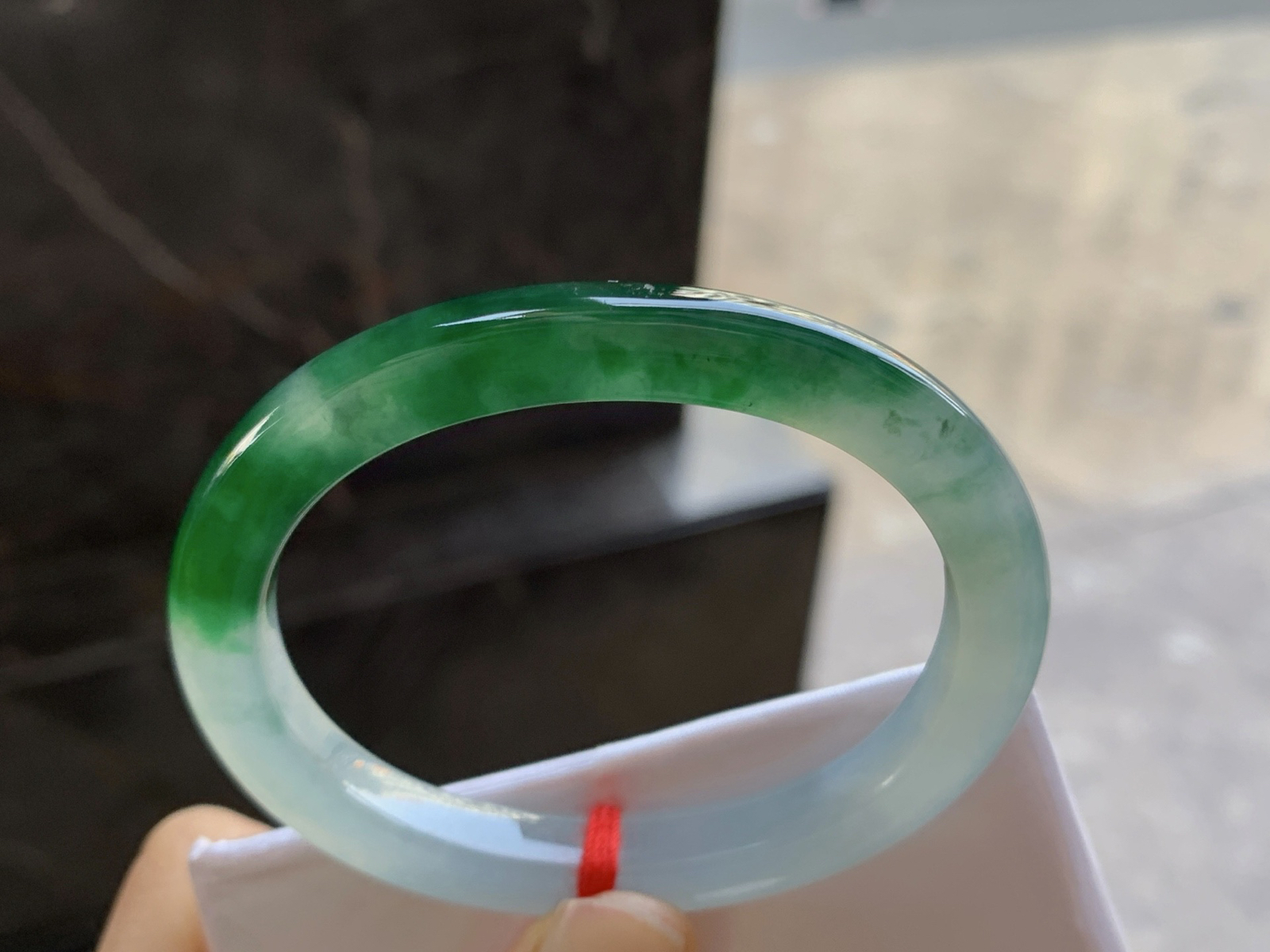 52-7.5-7.5

辣绿色贵妃手镯^_^种水足 鲜艳 正圈50可以带