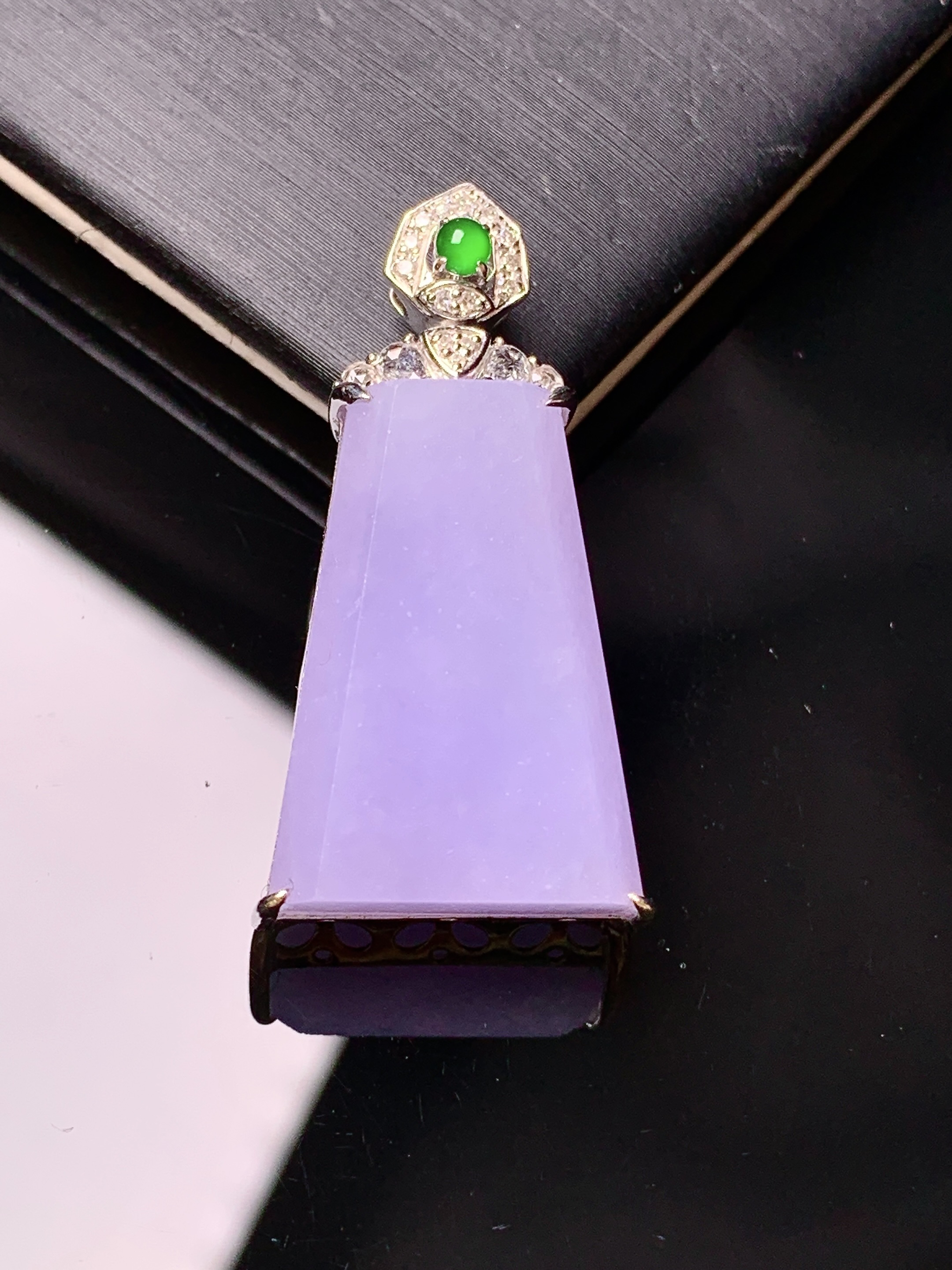 18k金钻镶嵌紫罗兰无事牌吊坠 玉质细腻 色泽艳丽清新 水润亮眼 整体尺寸33.5*17.3*8.3