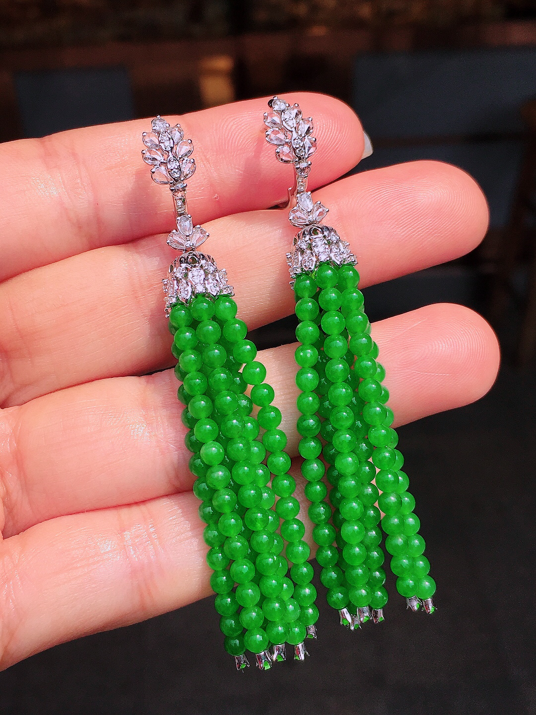 阳绿珠子耳坠，色泽均匀艳丽，玉质细腻，荧光感超
强，饱满圆润，尽显优雅气质，18k
金豪华镶嵌