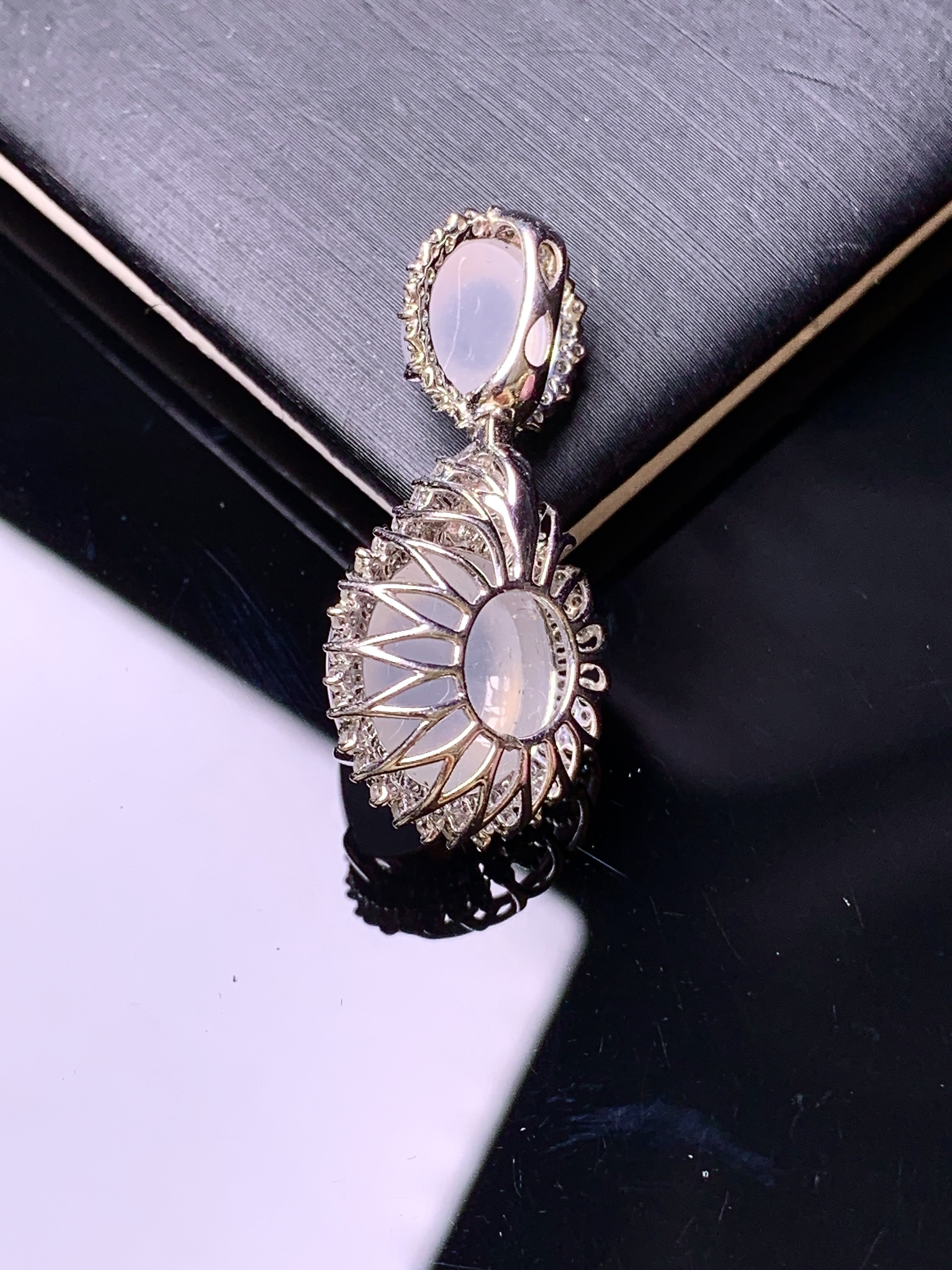 18k金钻镶嵌冰种蛋面吊坠 玉质细腻 色泽艳丽清新 水润亮眼 整体尺寸30.2*15.8*12t1