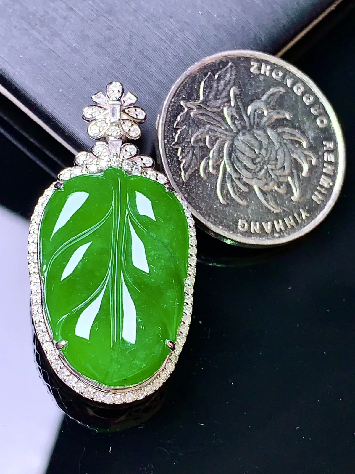 18k金钻镶嵌满绿树叶吊坠 玉质细腻 色泽清新艳丽 整体尺寸37.2*19*11.2