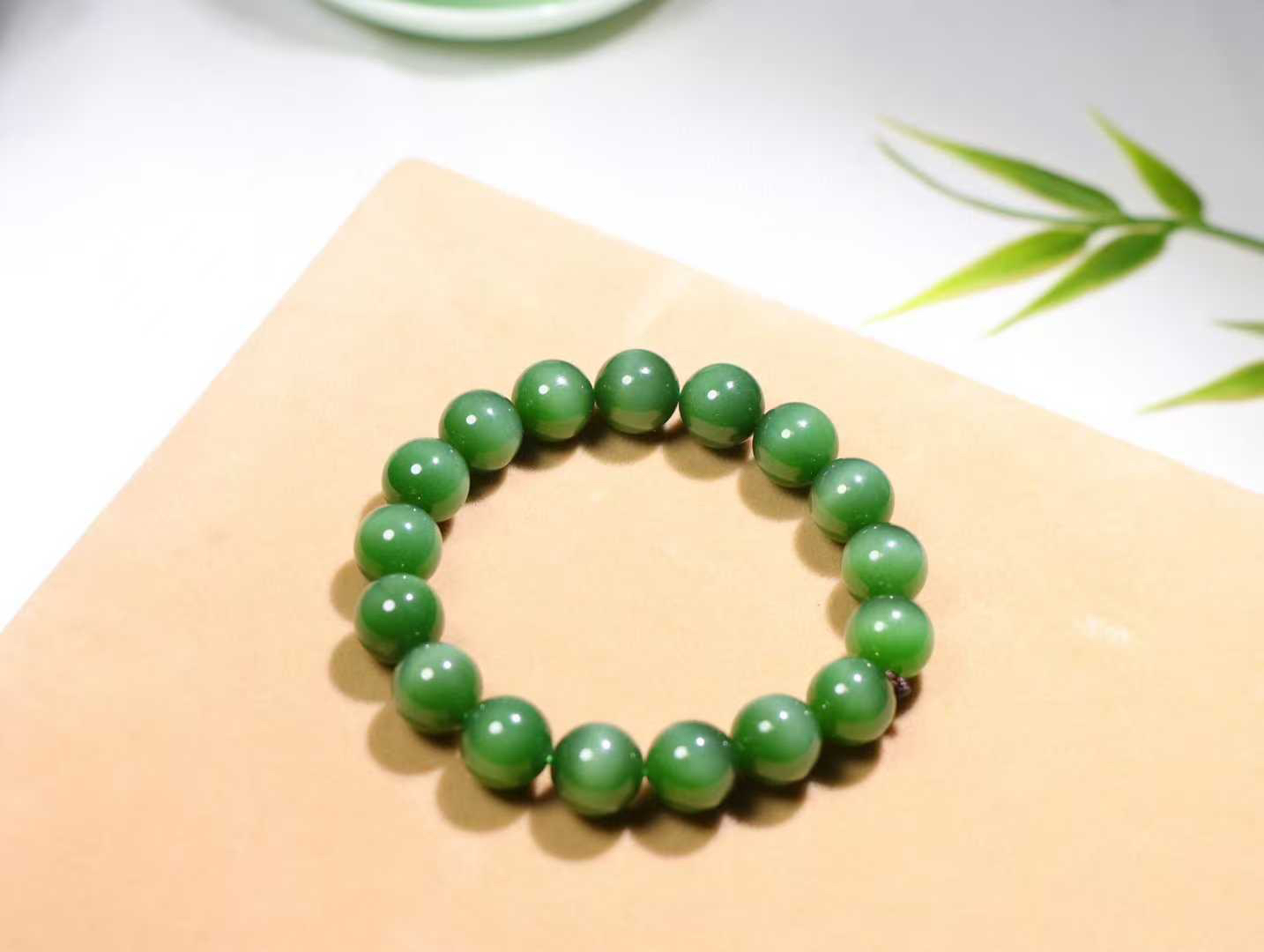 【珠圆玉润】

精品️和田玉碧玉猫眼圆珠手串，天然纯净，玉质细腻，圆润如珠，佩戴于腕间，尽显高贵气