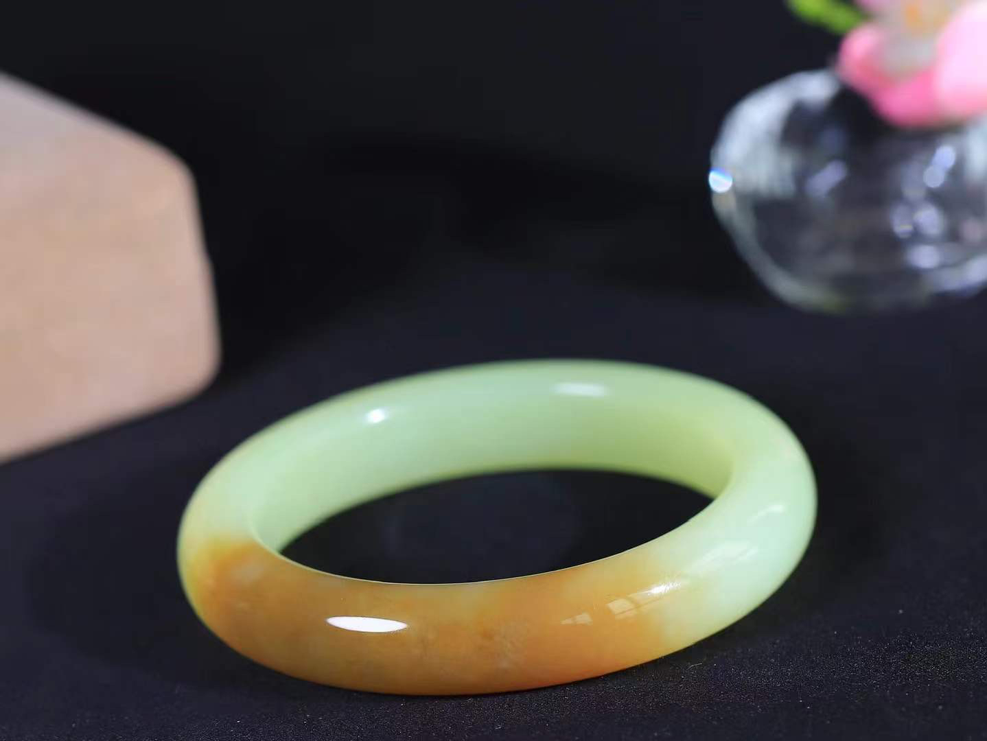 （温柔雅致.手镯）

精品️和田玉黄口带糖手镯。镯型饱满，温润细腻，脂润沁香。️执一卷书，沏一盏茶，着一袭裙，戴一只镯。淡淡浅笺，素心若兰，静赏玉中诗画。悠悠岁月，芊手轻摘，盛满诗样芳华。重53.5克   尺寸53-12-9.3mm    FDL-66361633